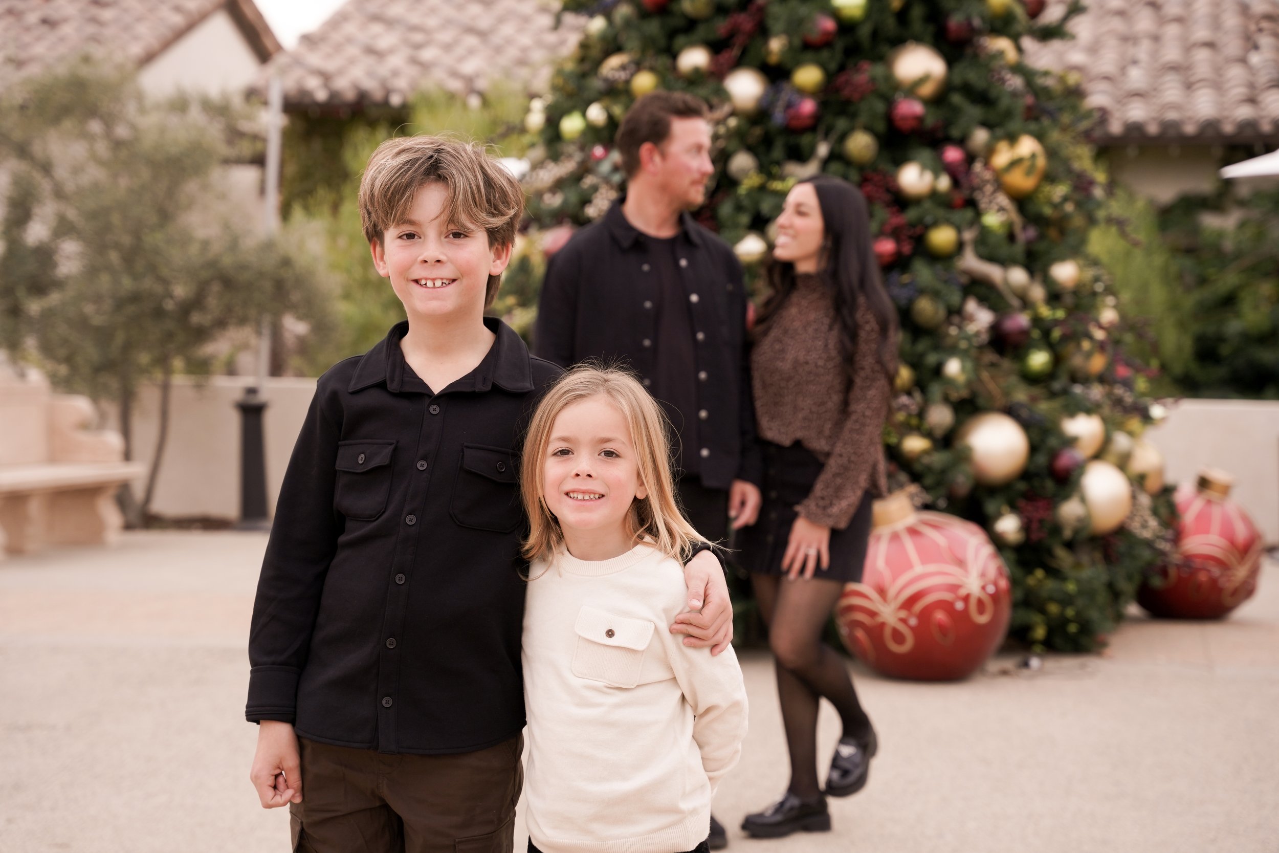 Holiday memories at Europa Village Winery in Temecula! This family photoshoot brought together kids, parents, and grandparents for a joyful, festive session surrounded by vineyard charm.