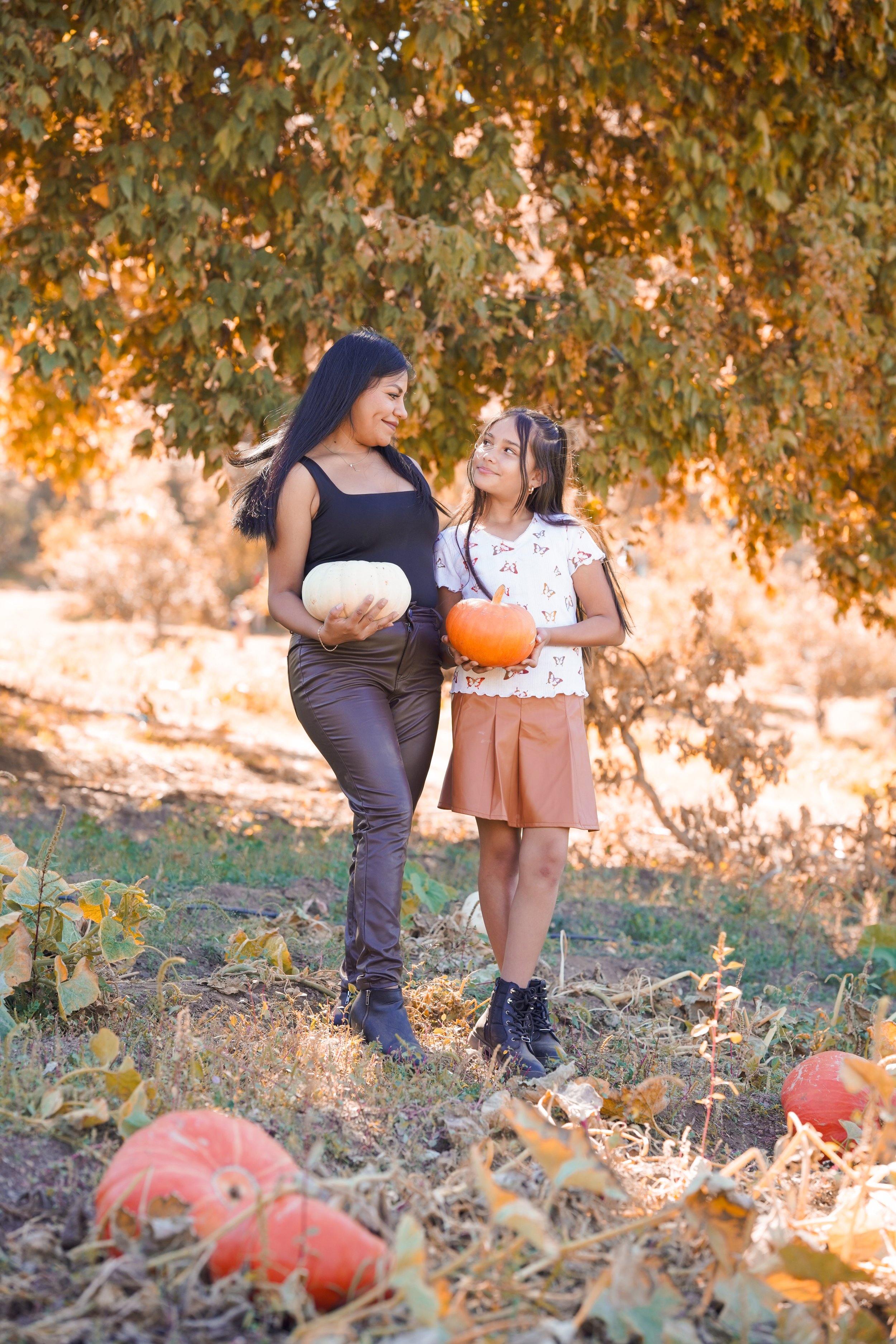 A fun-filled day at the farms in Oak Glen, picking out the perfect pumpkin and making new family memories. The crisp air and autumn vibes made it ideal for heartfelt Oak Glen family photography.
