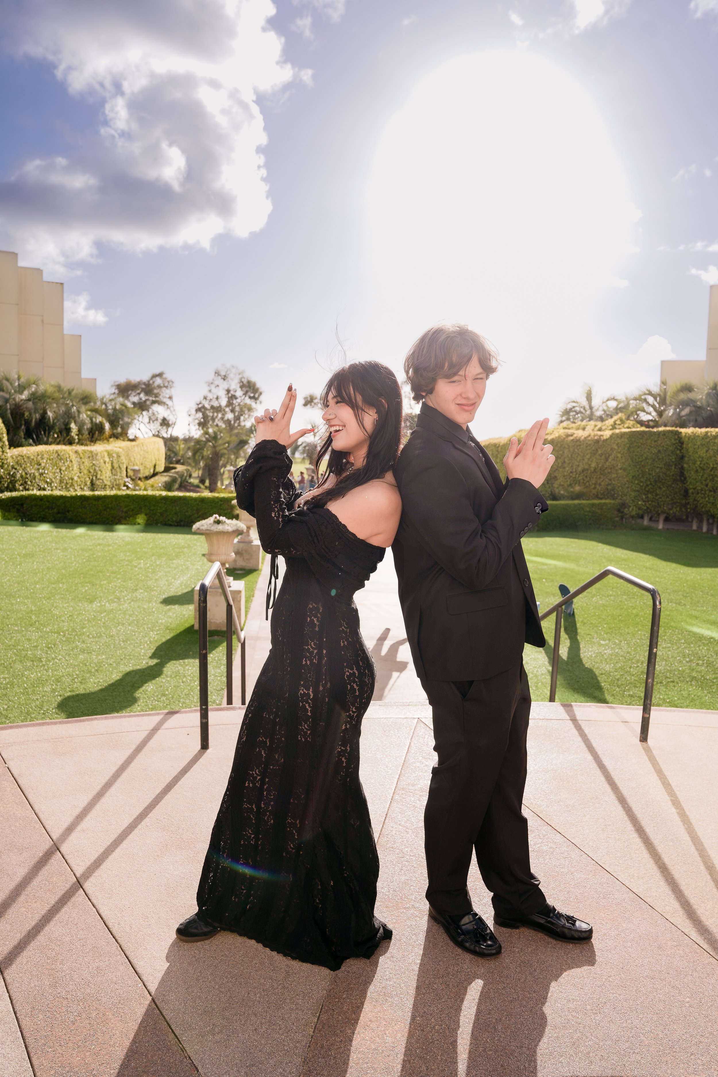 New chapters, lasting bonds, and a night they’ll never forget. Senior prom portraits at the Hilton La Jolla Torrey Pines—with the ocean as their backdrop and the future wide open.
