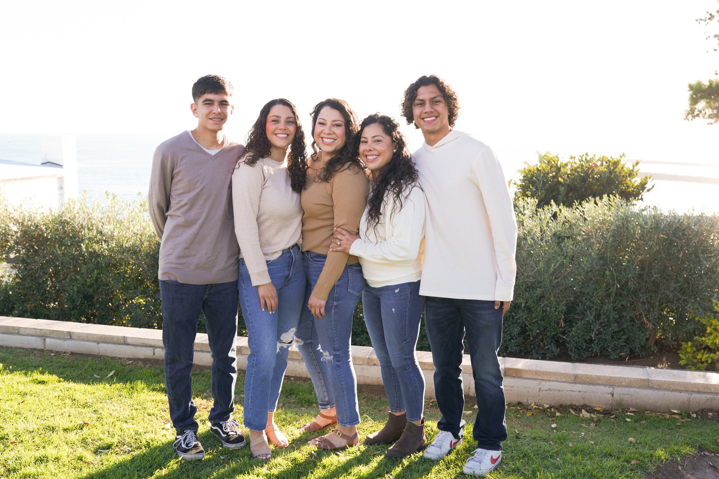 A sweet family session at Corona Del Mar, capturing candid moments by the ocean. Golden light, coastal views, and genuine smiles made this family photography in Corona Del Mar truly unforgettable.
