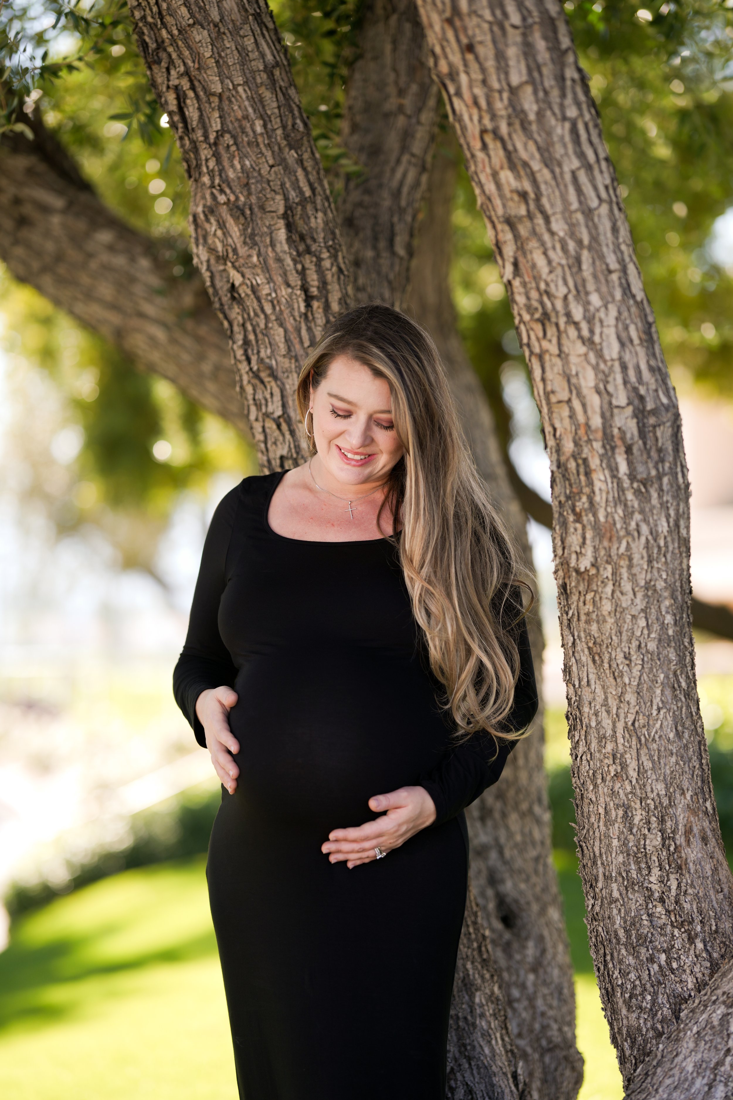 A stunning maternity photoshoot in Palm Desert, near Palm Springs, California, captured on a lush golf course with rolling hills and vibrant greenery. A beautiful summer day filled with love and golden light—perfect for elegant Palm Springs maternity
