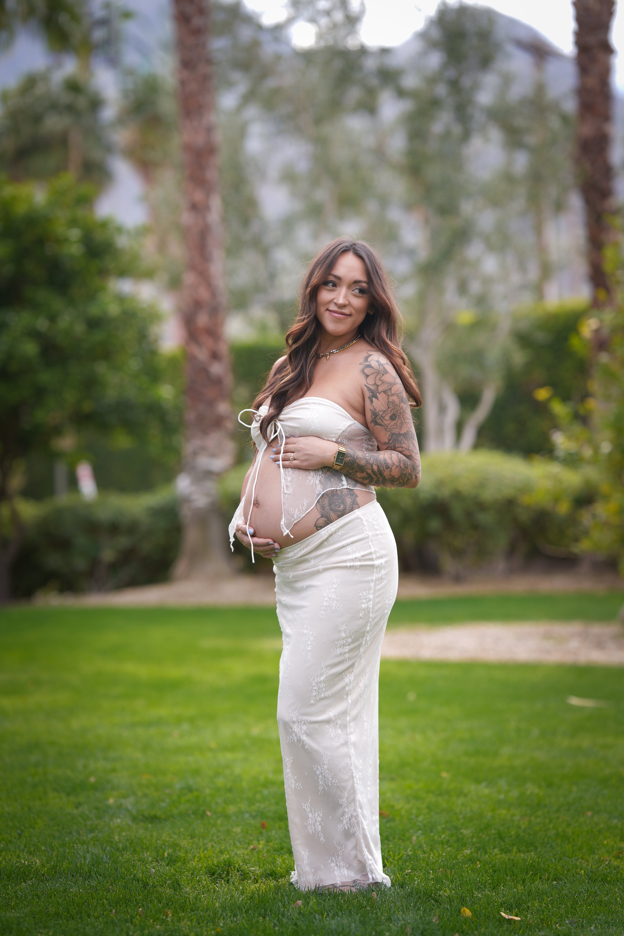 Celebrate your babymoon in Palm Springs with a dreamy photoshoot capturing love, connection, and desert beauty. Perfect for stunning Palm Springs maternity photography before baby arrives.