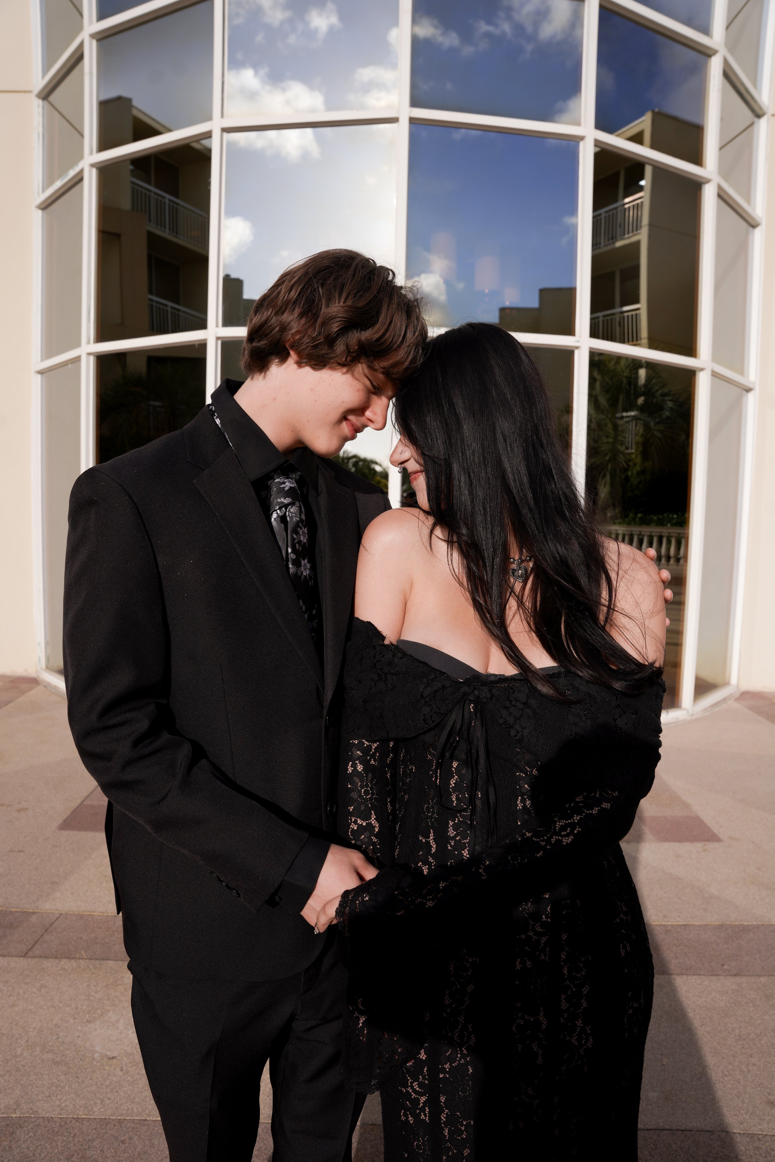 New chapters, lasting bonds, and a night they’ll never forget. Senior prom portraits at the Hilton La Jolla Torrey Pines—with the ocean as their backdrop and the future wide open.