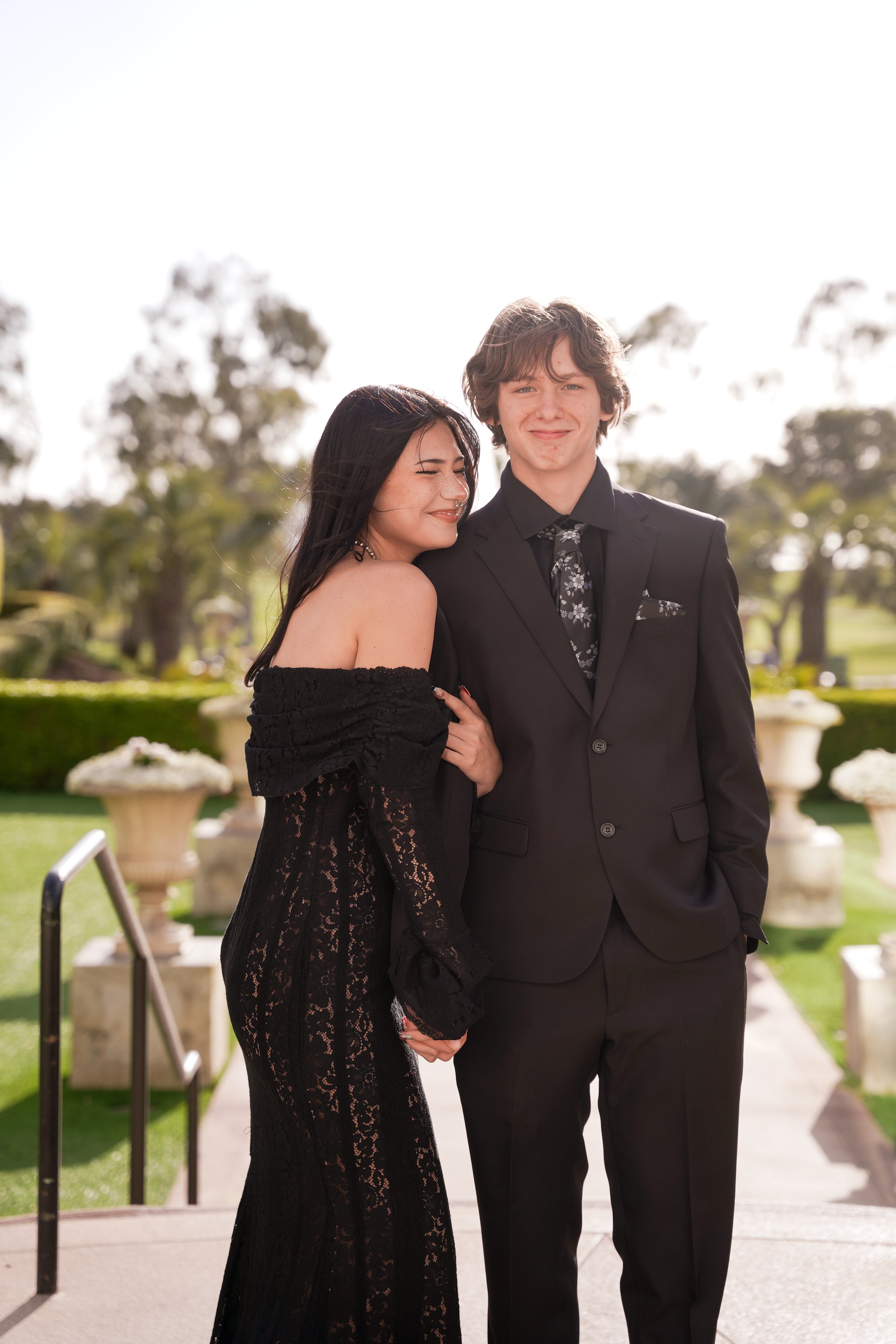New chapters, lasting bonds, and a night they’ll never forget. Senior prom portraits at the Hilton La Jolla Torrey Pines—with the ocean as their backdrop and the future wide open.