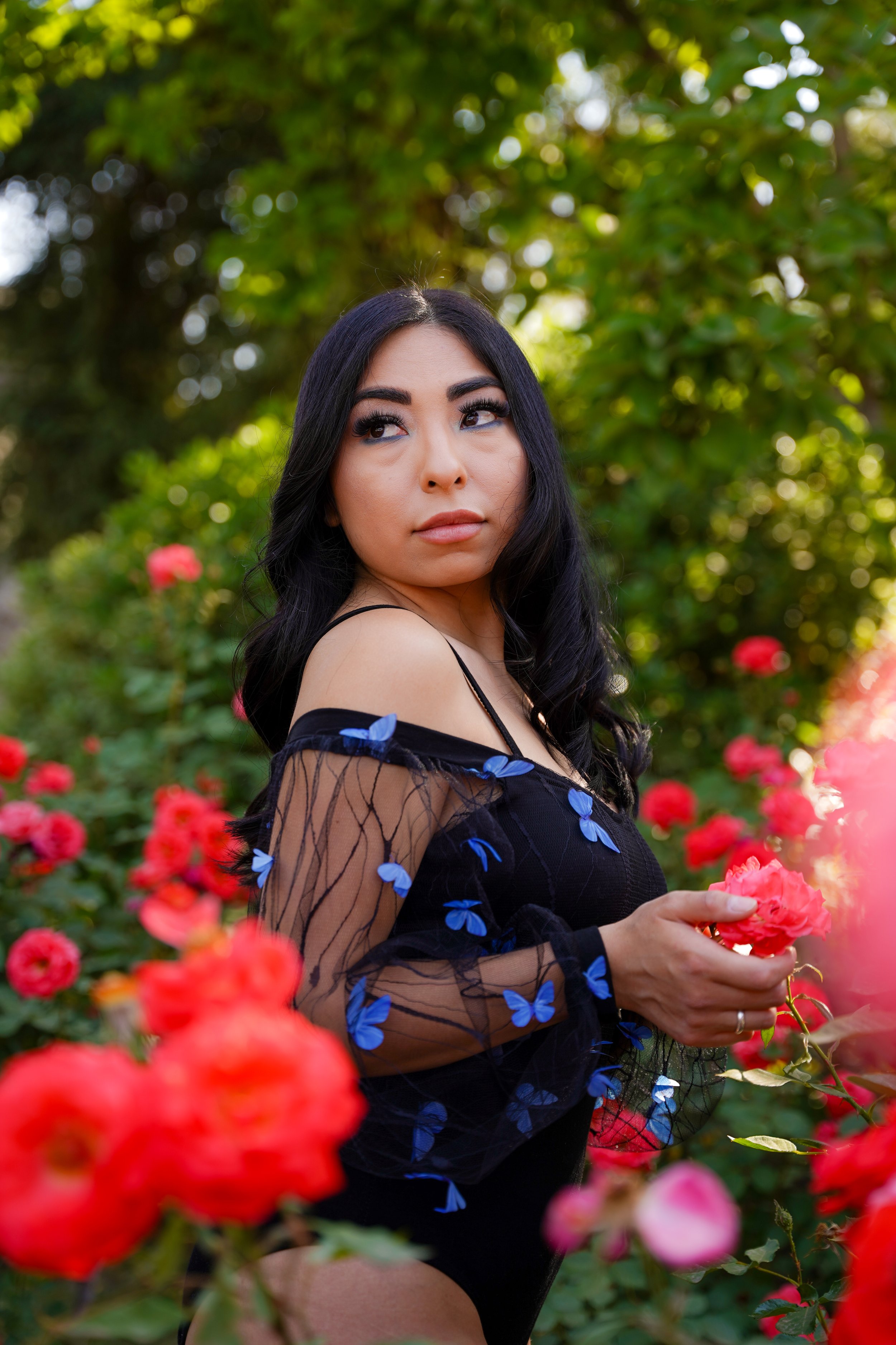Found the cutest rose-filled spot this spring at Prospect Park in Redlands—so you know we had to shoot it! This sweet portrait photography session was full of color, charm, and golden light. Perfect for dreamy spring portraits in Redlands.