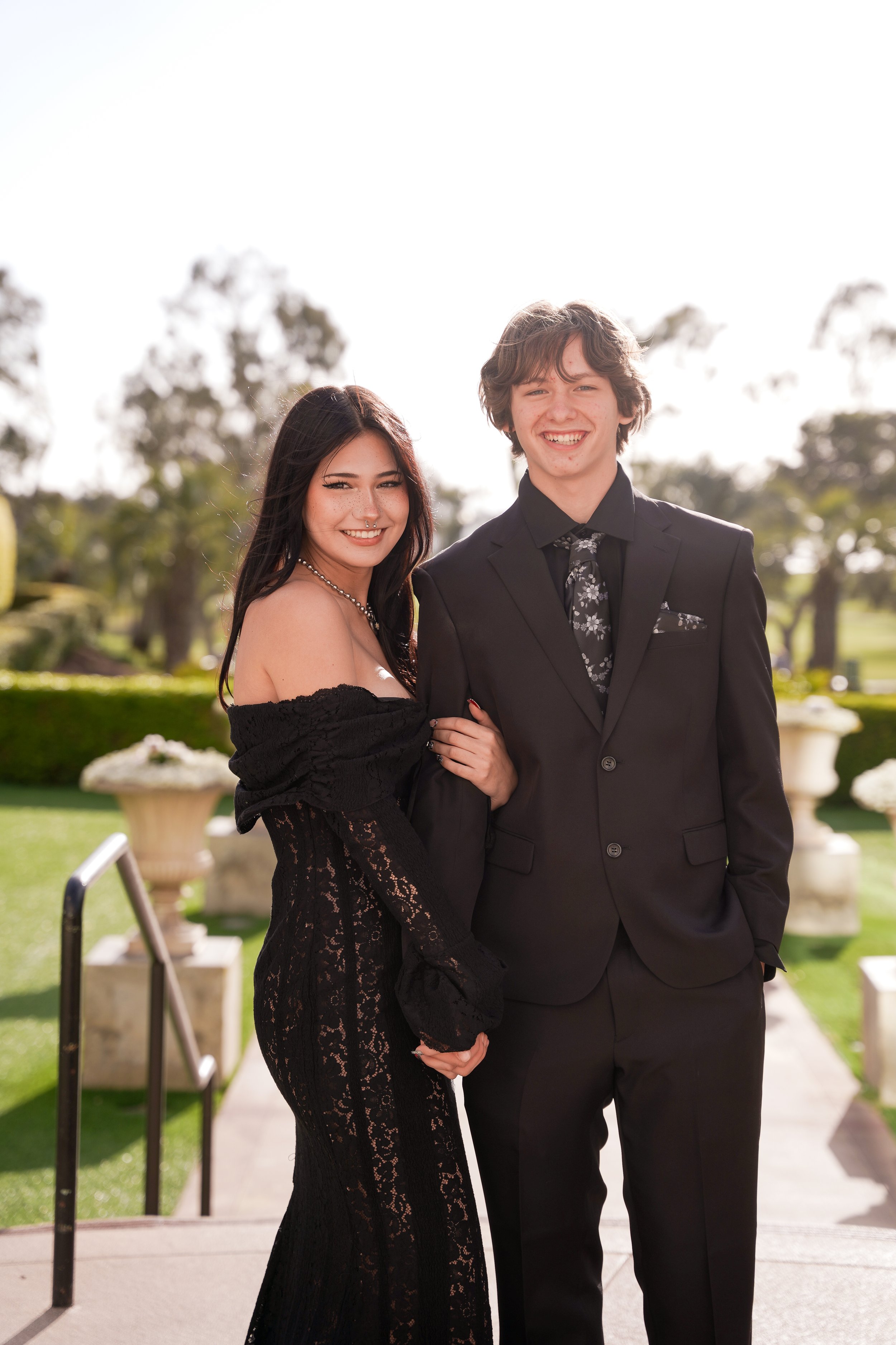 New chapters, lasting bonds, and a night they’ll never forget. Senior prom portraits at the Hilton La Jolla Torrey Pines—with the ocean as their backdrop and the future wide open.