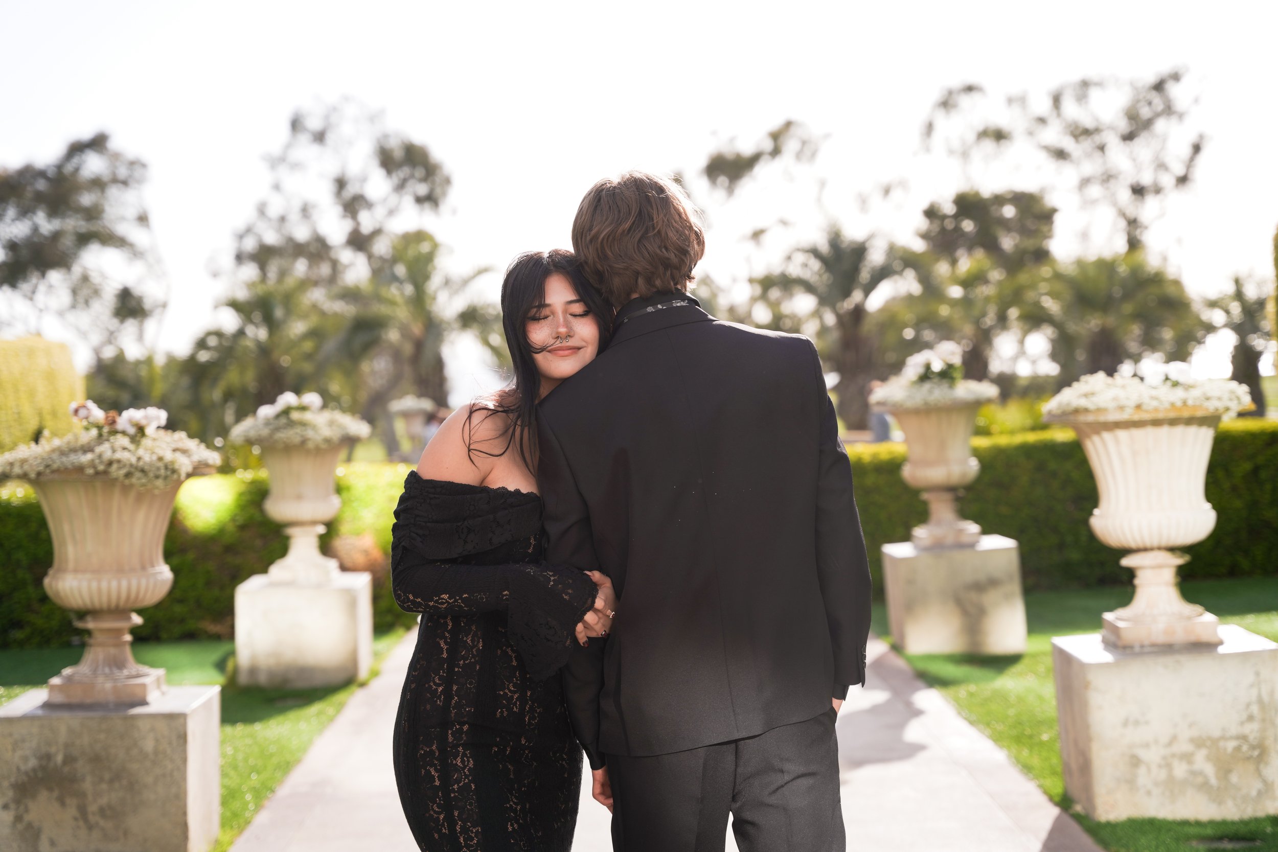 New chapters, lasting bonds, and a night they’ll never forget. Senior prom portraits at the Hilton La Jolla Torrey Pines—with the ocean as their backdrop and the future wide open.
