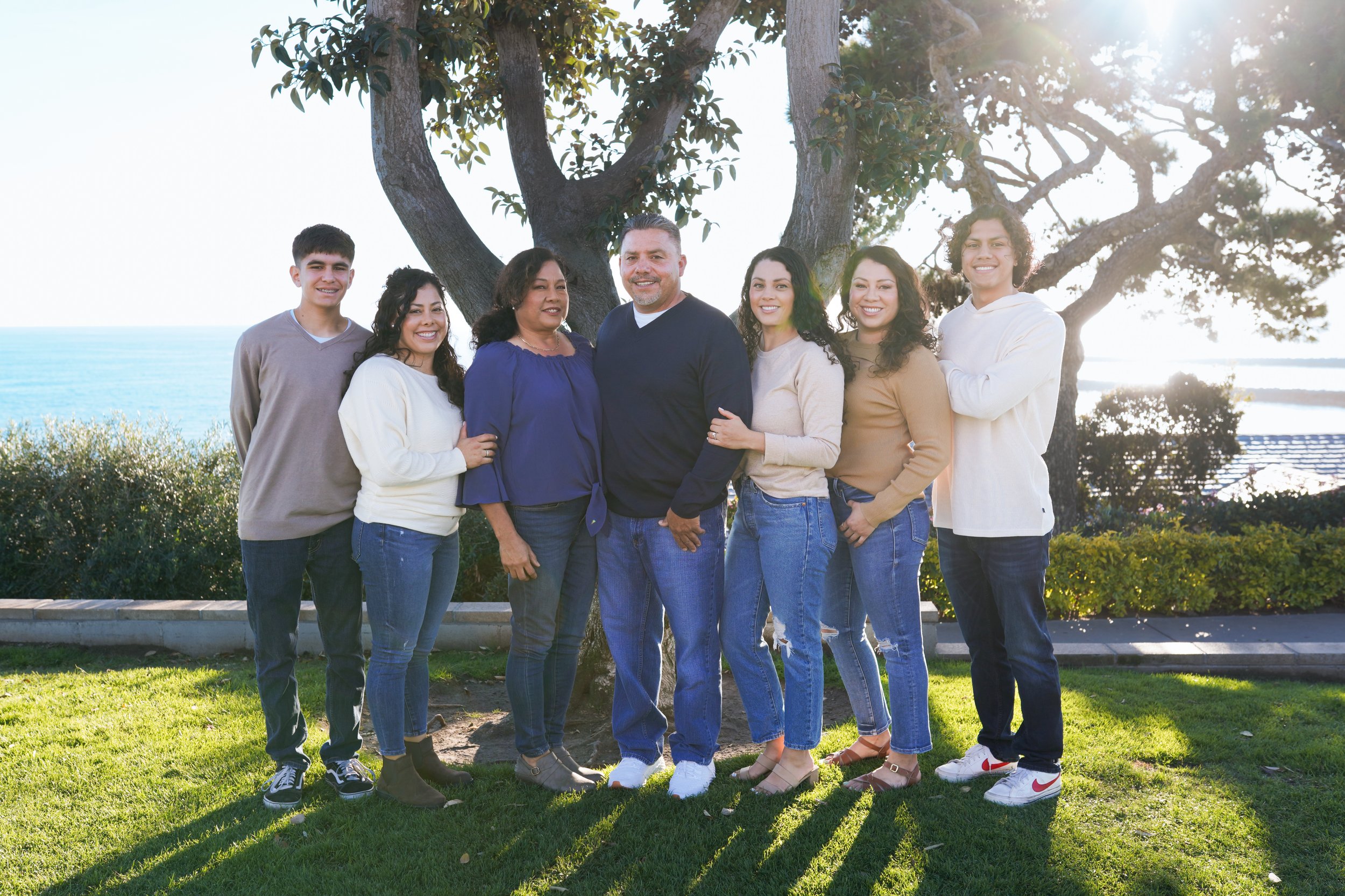 A sweet family session at Corona Del Mar, capturing candid moments by the ocean. Golden light, coastal views, and genuine smiles made this family photography in Corona Del Mar truly unforgettable.