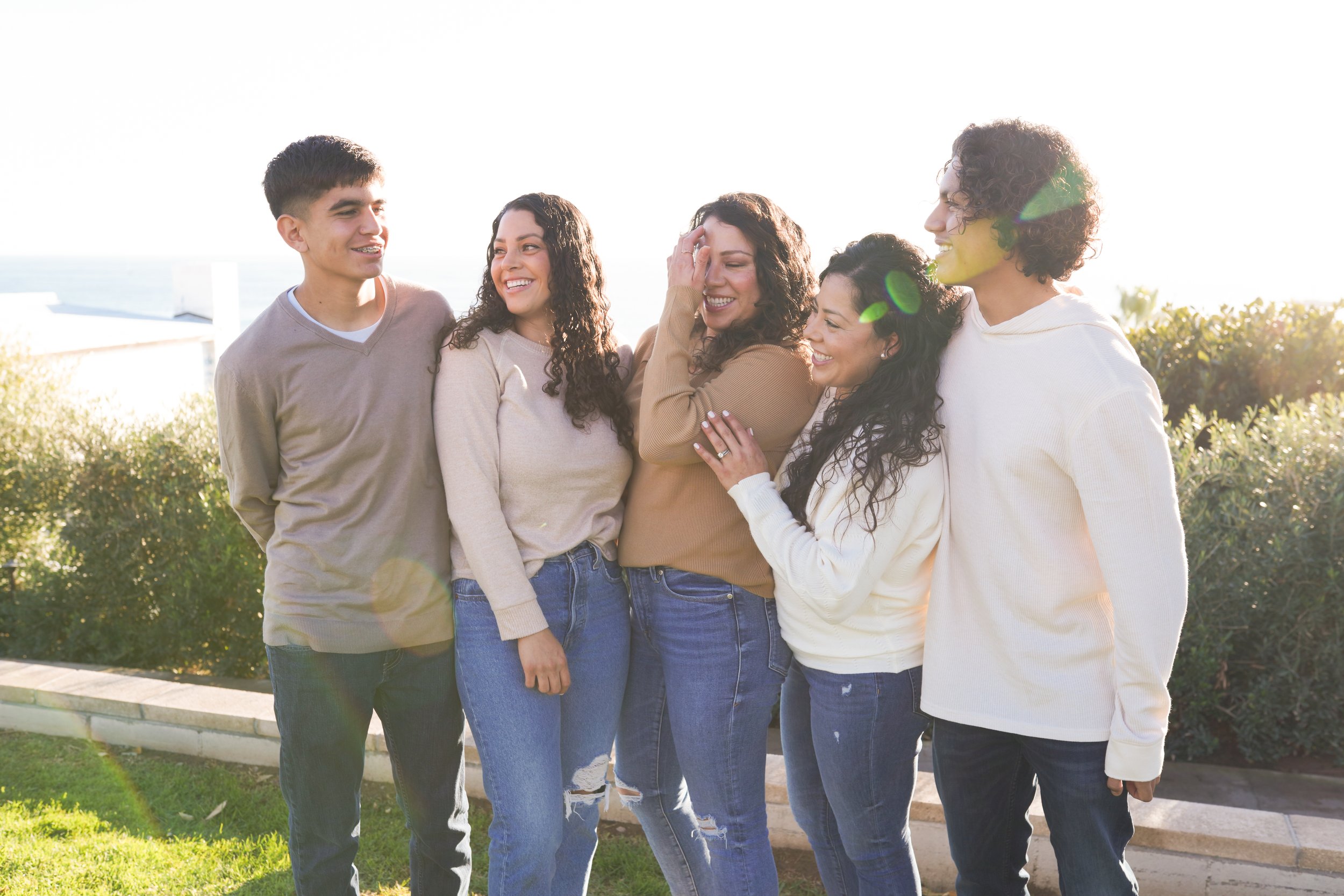 A sweet family session at Corona Del Mar, capturing candid moments by the ocean. Golden light, coastal views, and genuine smiles made this family photography in Corona Del Mar truly unforgettable.