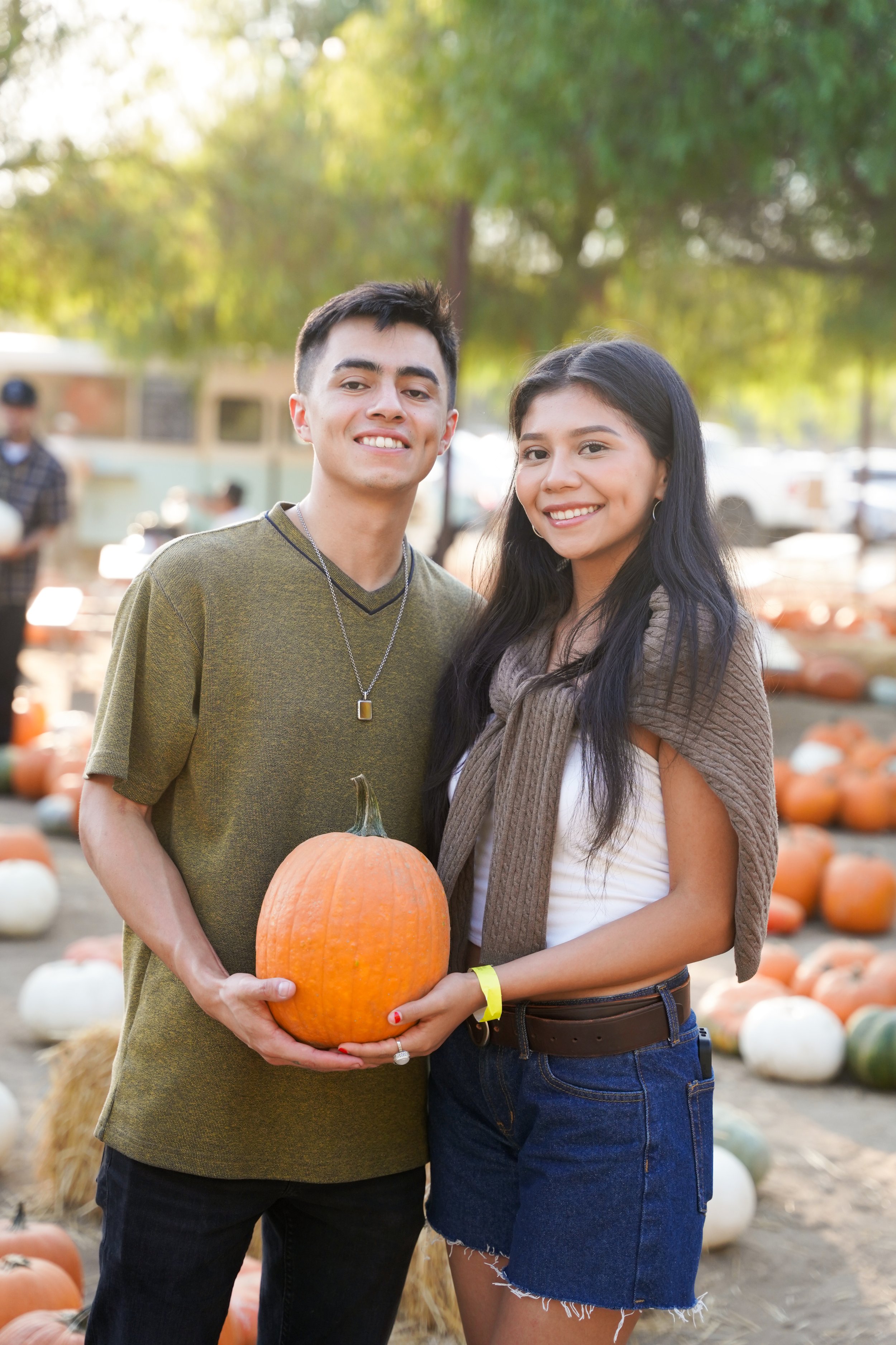 Love in full bloom at the pumpkin patch in Temecula! This cozy couples portrait session captured sweet moments, autumn colors, and seasonal charm—perfect for celebrating love in Southern California’s fall sunshine.