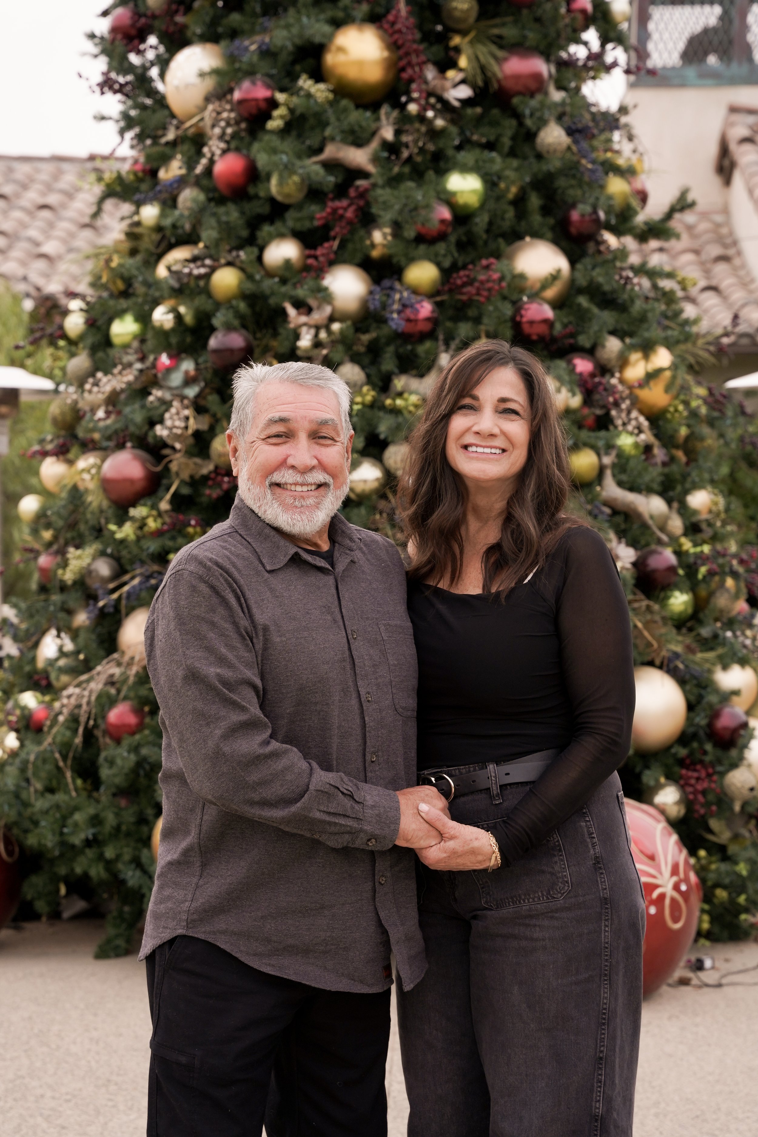 Holiday memories at Europa Village Winery in Temecula! This family photoshoot brought together kids, parents, and grandparents for a joyful, festive session surrounded by vineyard charm.