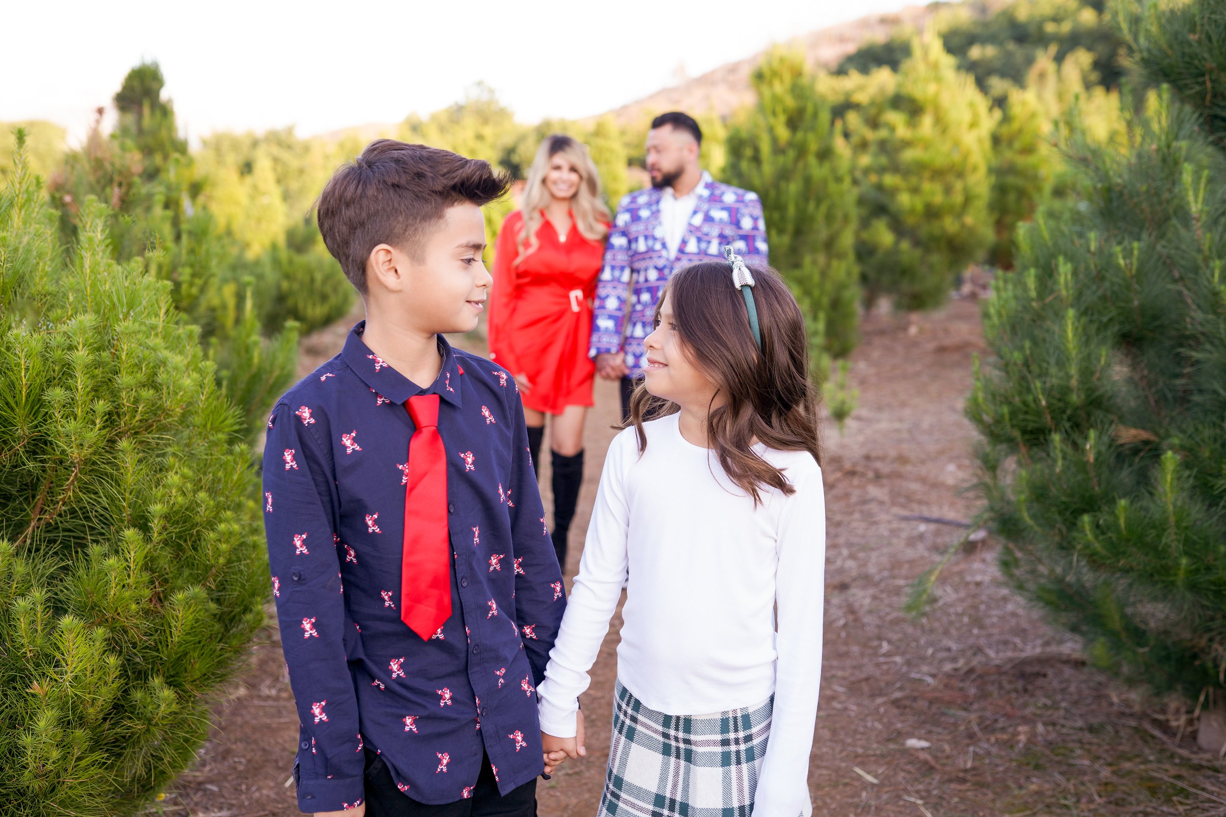 Family photography in Oak Glen and Forest Falls, CA—capturing holiday memories, love, and new traditions. Timeless portraits that celebrate togetherness in the heart of nature.