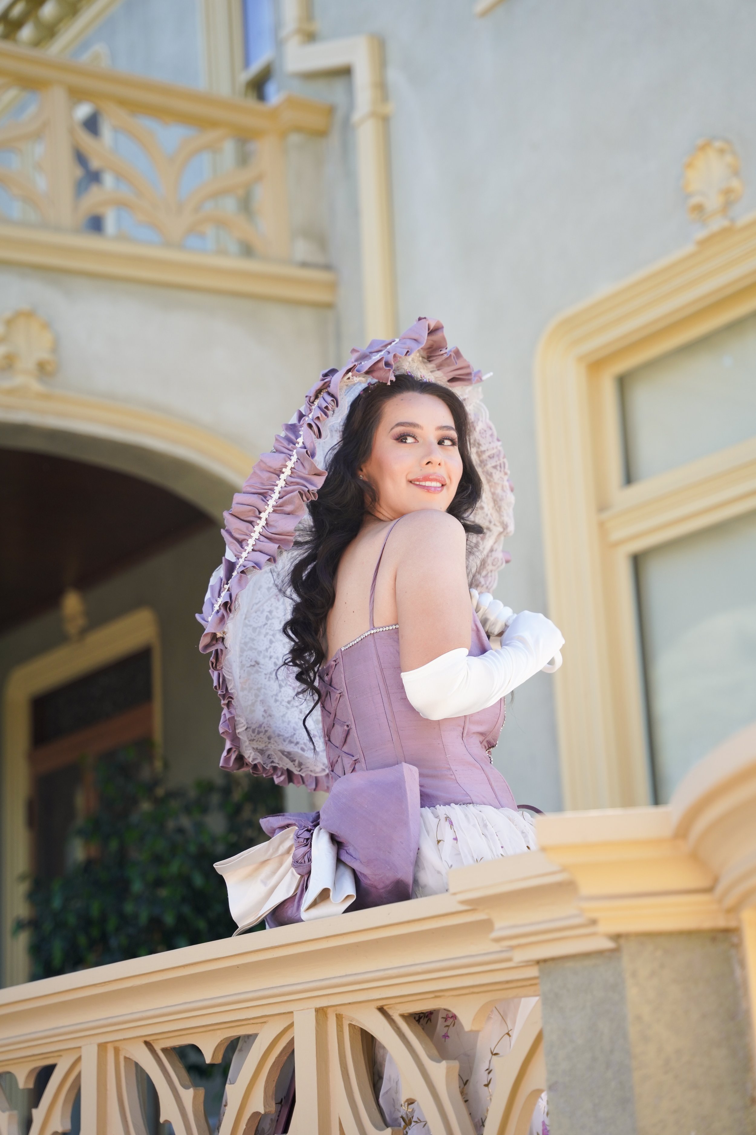 Bridgerton-inspired elegance at Kimberly Crest in Redlands, CA. This Victorian-style portrait shoot captured timeless beauty, vintage charm, and romantic details at one of SoCal’s most enchanting estates.
