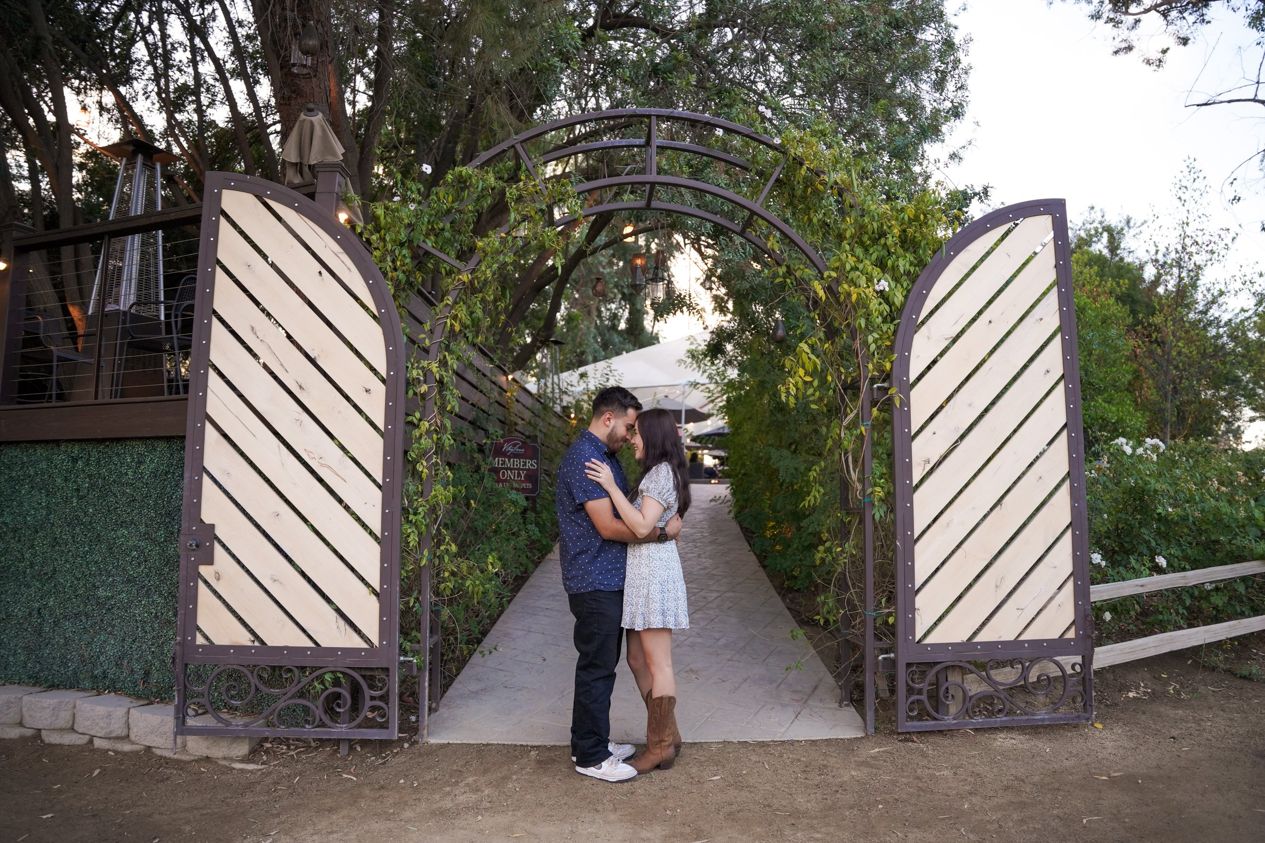 Carlos & Isabella’s love story took a beautiful turn at golden hour. He told her they were part of a winery photoshoot—then dropped to one knee. Her reaction lit up the vineyard Ready to plan your own unforgettable proposal? Let’s make it happe