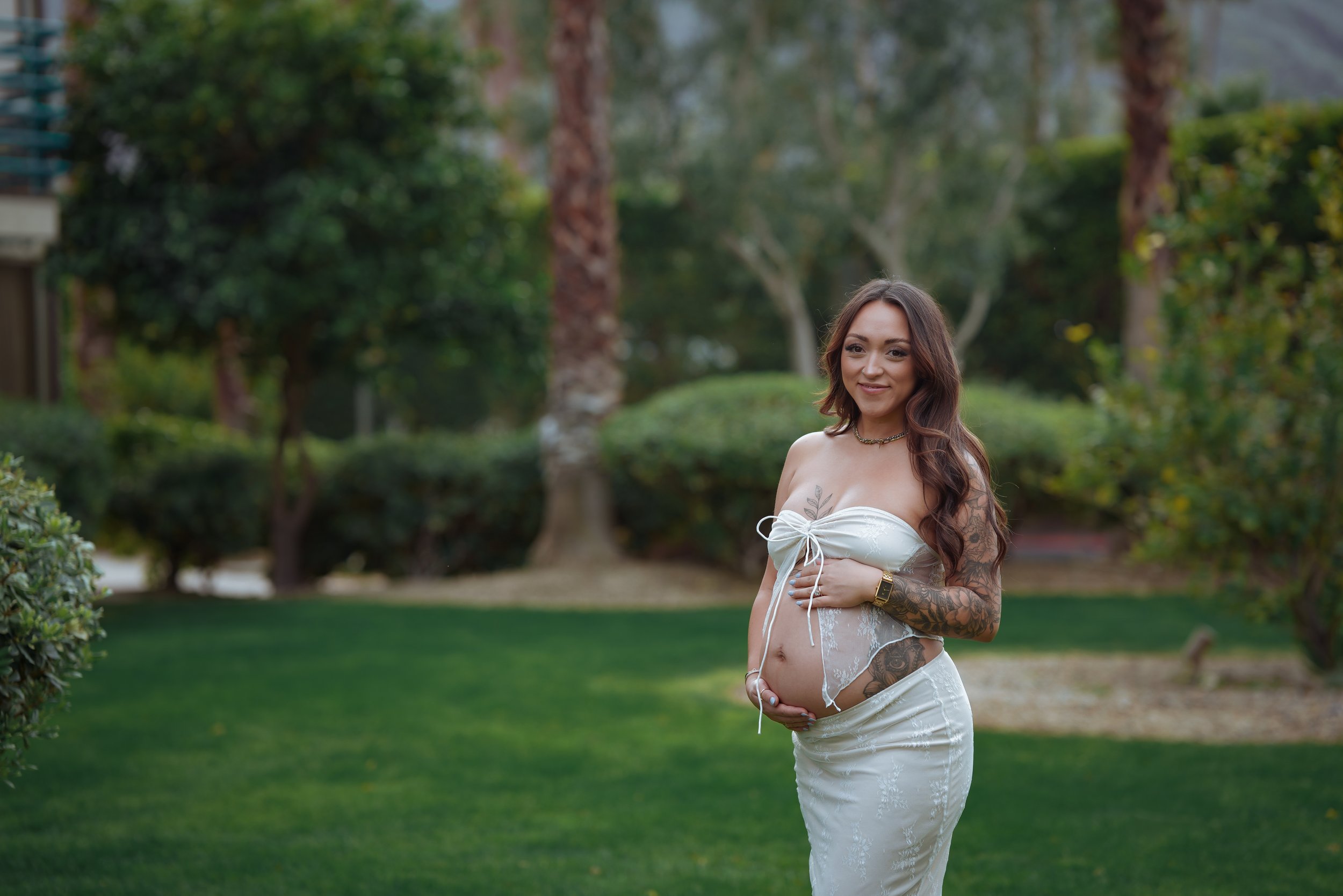 Celebrate your babymoon in Palm Springs with a dreamy photoshoot capturing love, connection, and desert beauty. Perfect for stunning Palm Springs maternity photography before baby arrives.