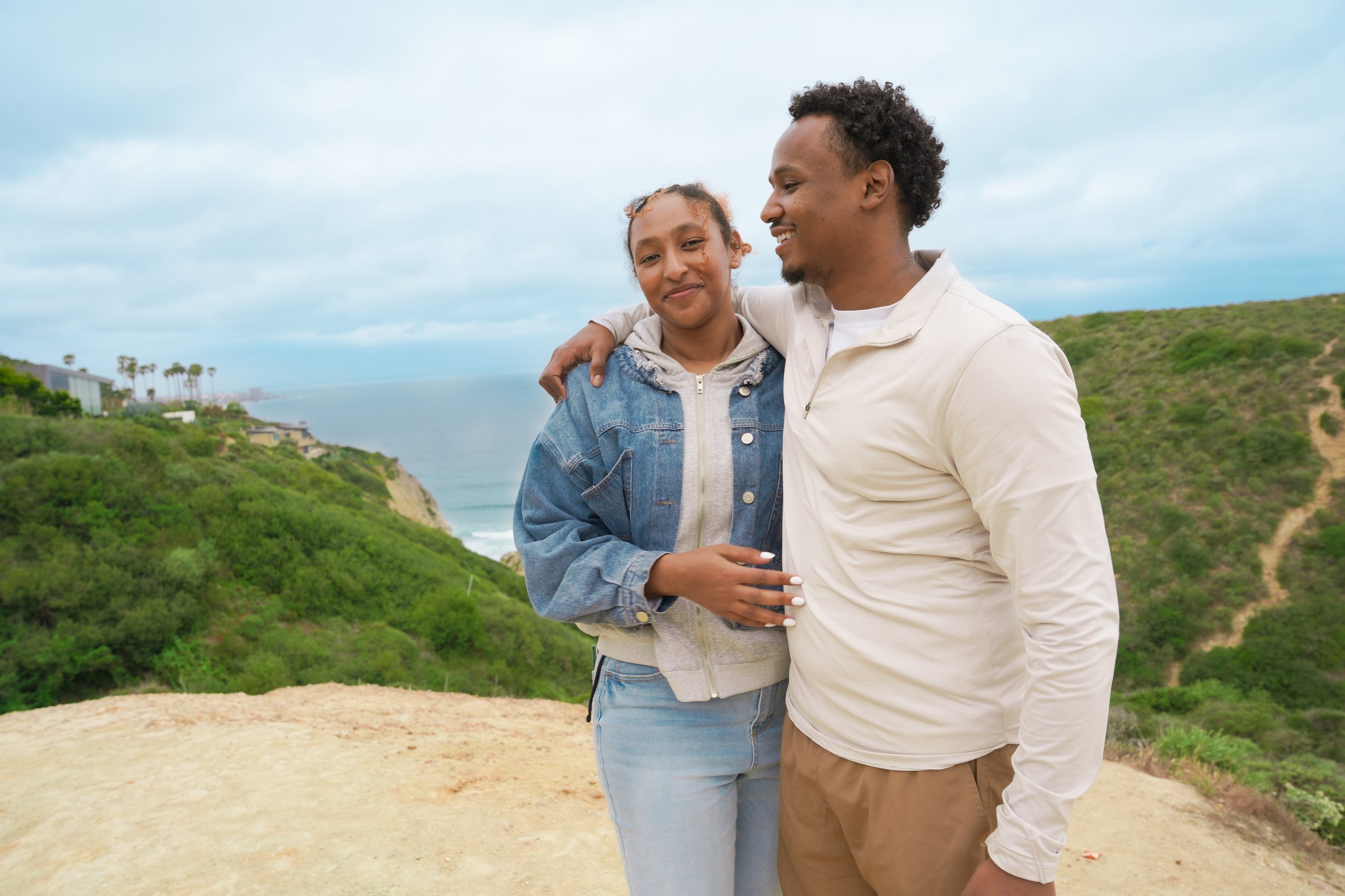 Spontaneous moments make the best memories. Met this lovely couple on the Saigon Trail in La Jolla—couldn’t pass up the chance to capture a few shots with that dreamy ocean view behind them.