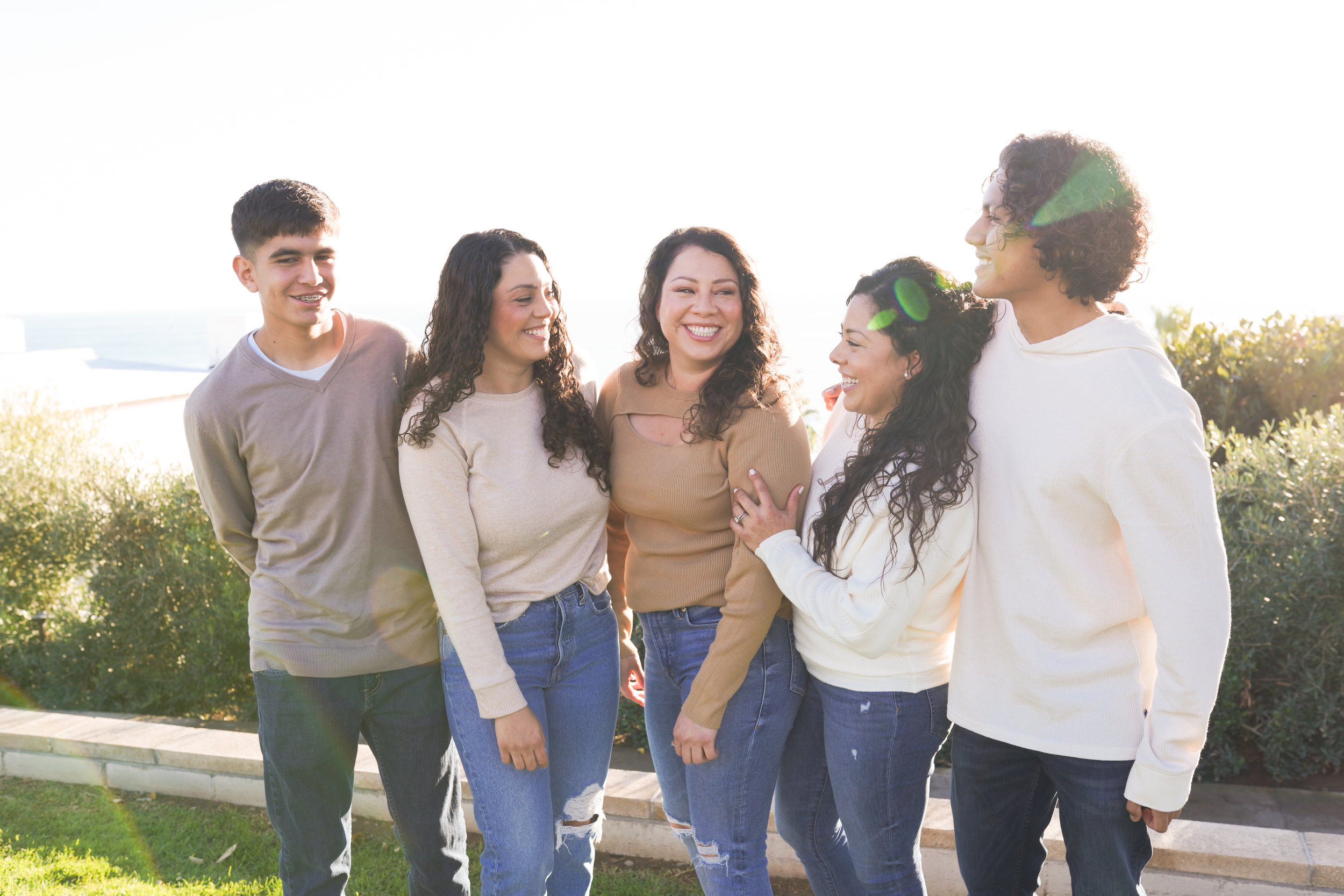 A sweet family session at Corona Del Mar, capturing candid moments by the ocean. Golden light, coastal views, and genuine smiles made this family photography in Corona Del Mar truly unforgettable.
