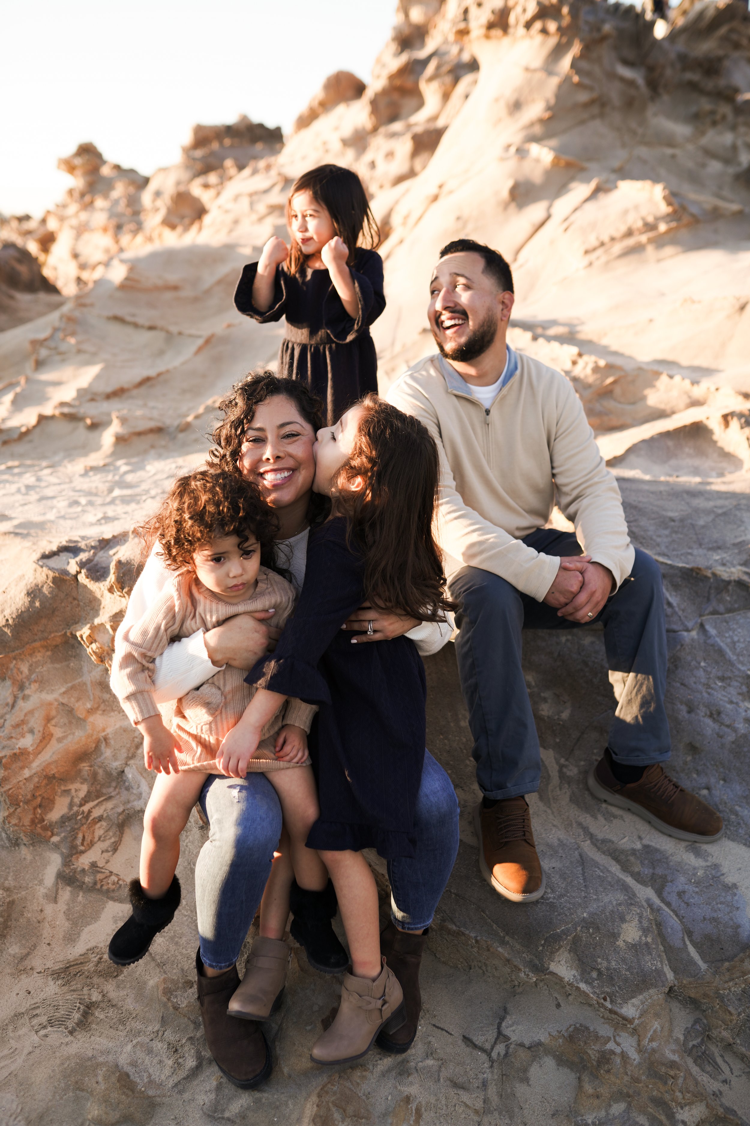 Golden hour magic at Corona Del Mar made this family photo session glow with warmth and love. Soft light, ocean breeze, and candid moments—perfect for timeless Corona Del Mar family photography.