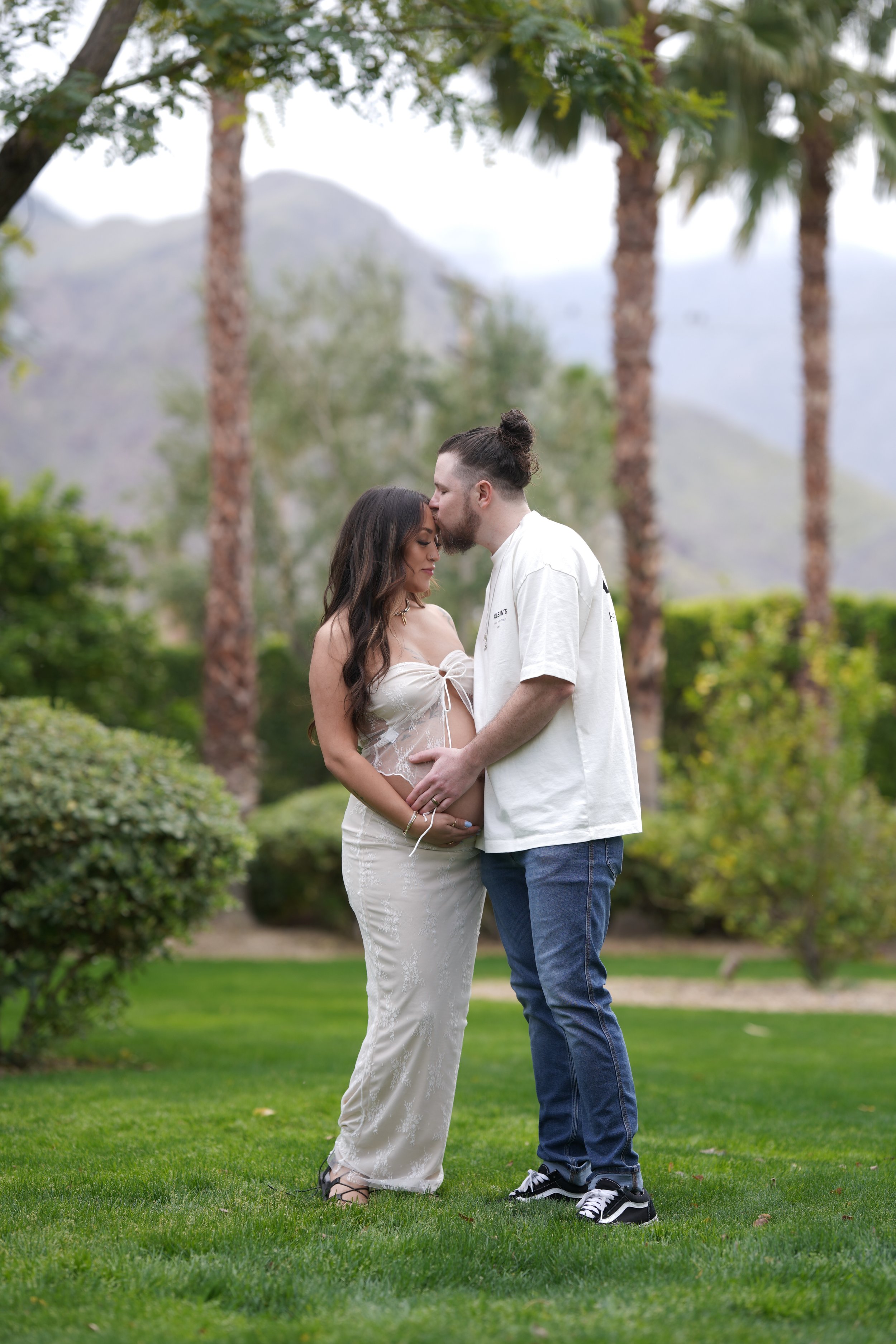 Celebrate your babymoon in Palm Springs with a dreamy photoshoot capturing love, connection, and desert beauty. Perfect for stunning Palm Springs maternity photography before baby arrives.