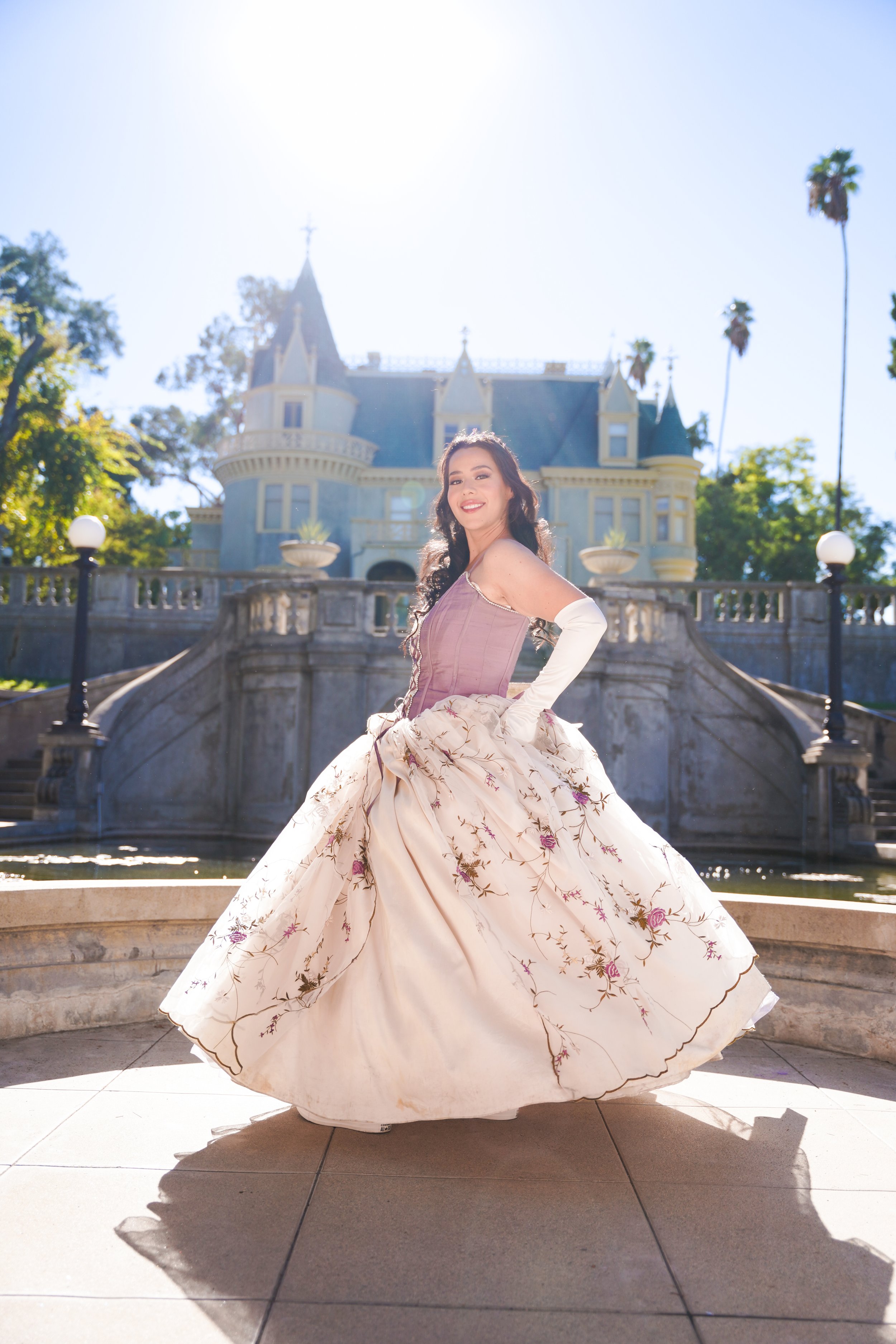 Bridgerton-inspired elegance at Kimberly Crest in Redlands, CA. This Victorian-style portrait shoot captured timeless beauty, vintage charm, and romantic details at one of SoCal’s most enchanting estates.