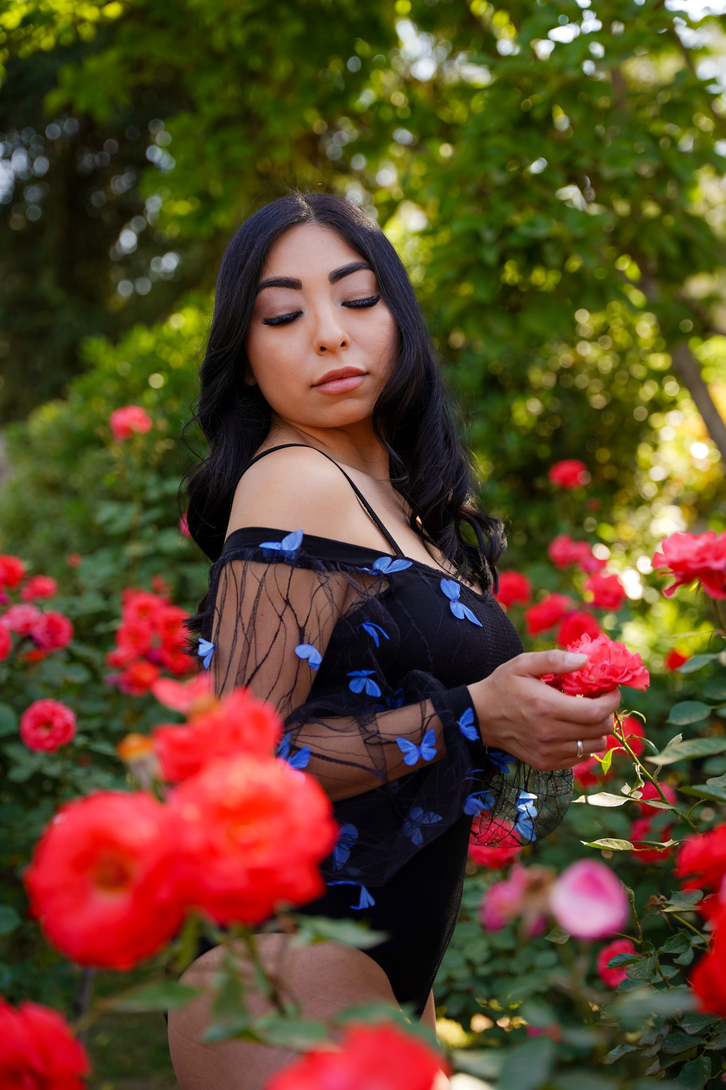 Found the cutest rose-filled spot this spring at Prospect Park in Redlands—so you know we had to shoot it! This sweet portrait photography session was full of color, charm, and golden light. Perfect for dreamy spring portraits in Redlands.