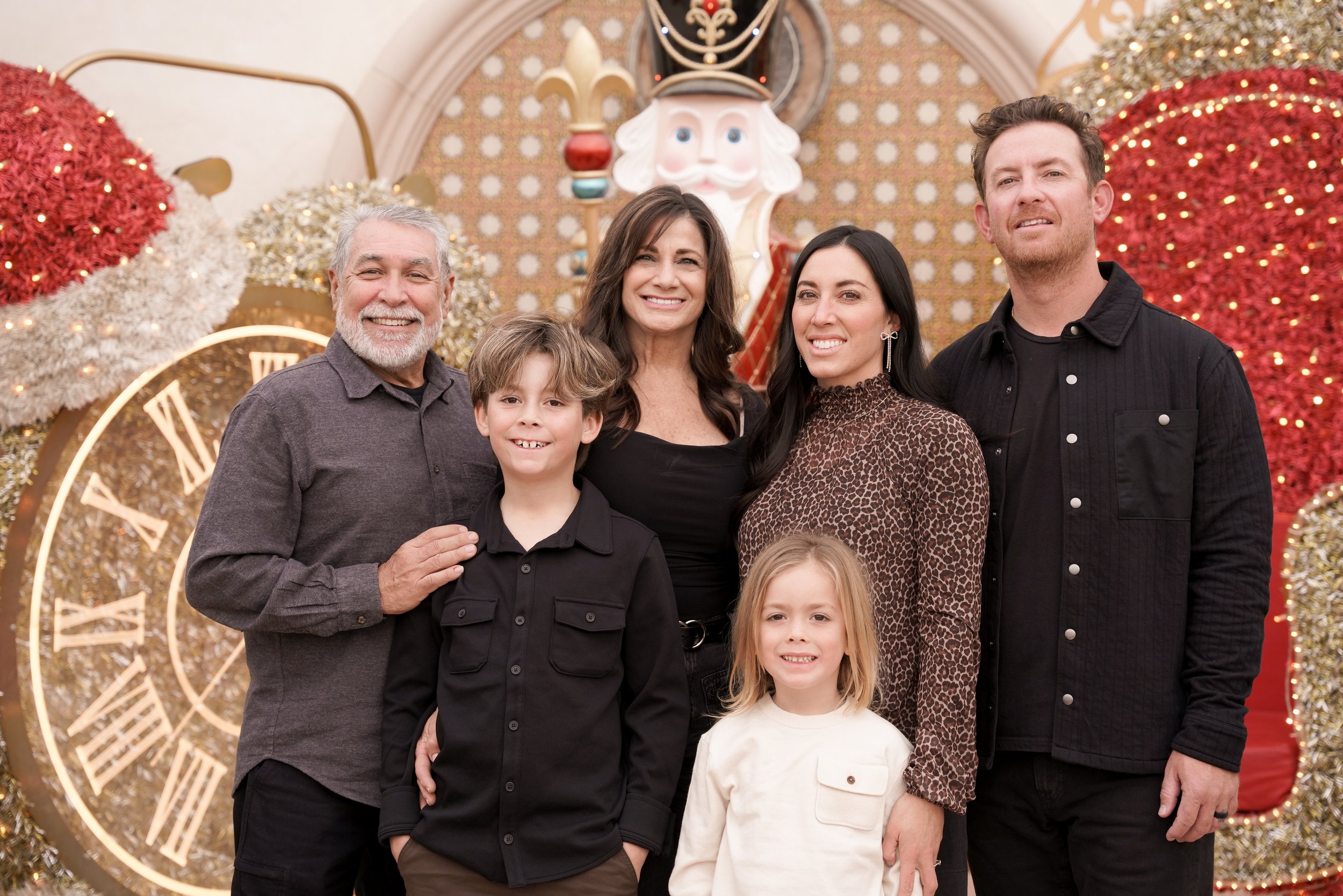 Started new traditions with a festive family photography session at Europa Winery in Temecula. Surrounded by holiday lights and vineyard views—perfect for capturing love and laughter with Temecula holiday family photos.