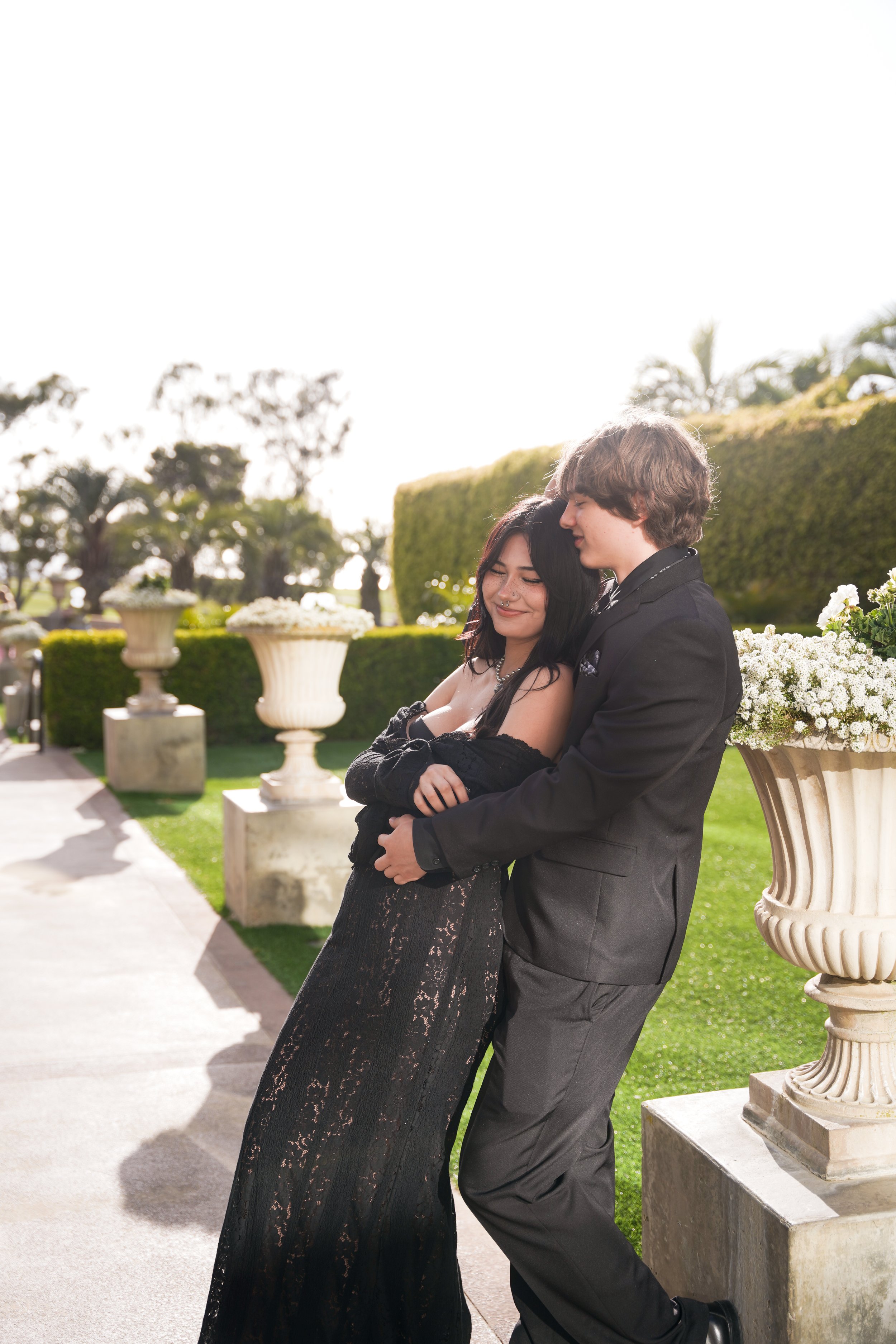 New chapters, lasting bonds, and a night they’ll never forget. Senior prom portraits at the Hilton La Jolla Torrey Pines—with the ocean as their backdrop and the future wide open.