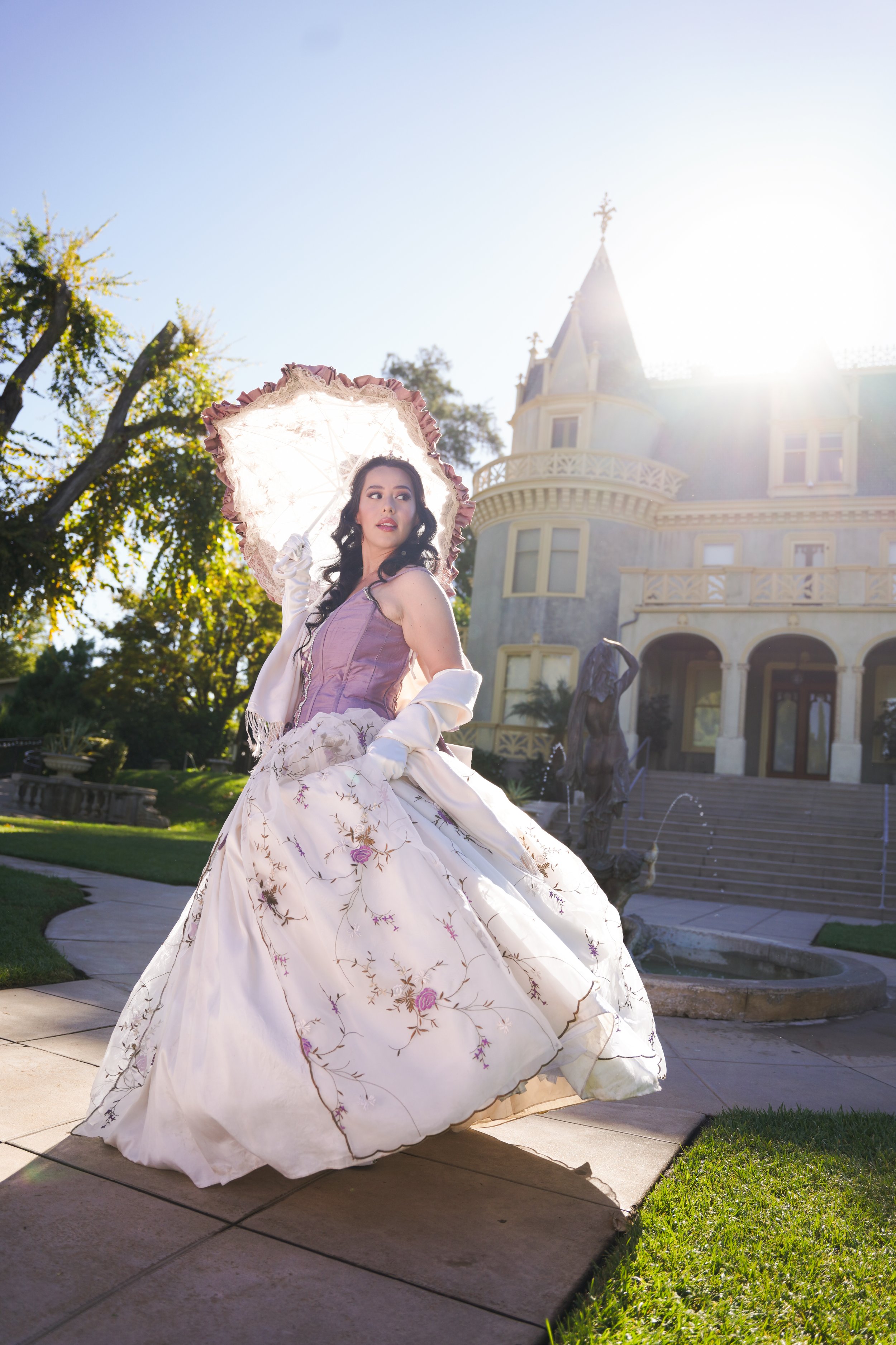 Bridgerton-inspired elegance at Kimberly Crest in Redlands, CA. This Victorian-style portrait shoot captured timeless beauty, vintage charm, and romantic details at one of SoCal’s most enchanting estates.