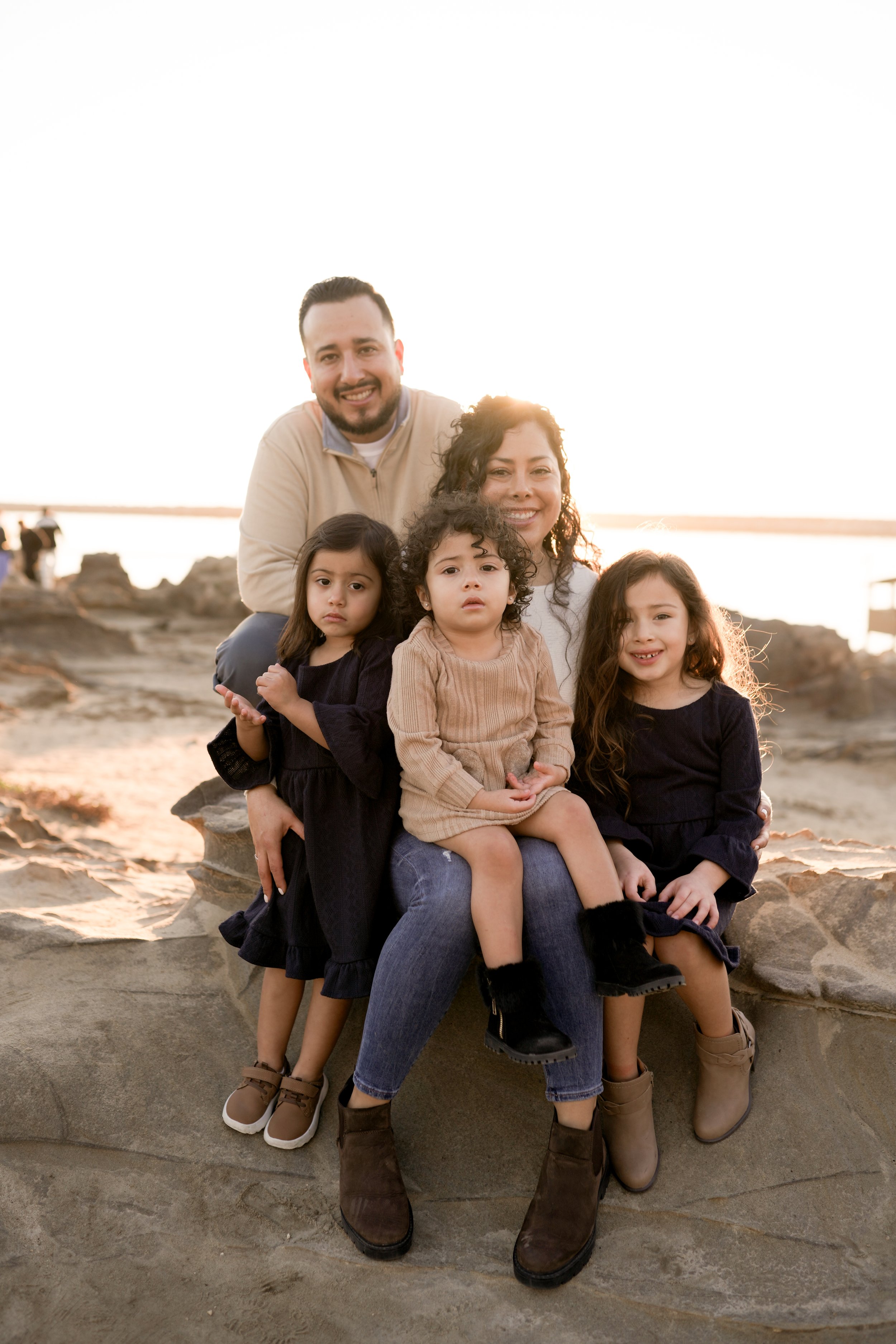 Family and children’s photography at Corona Del Mar during golden hour—capturing warm light, genuine smiles, and heartfelt moments by the sea. Timeless portraits full of love and laughter.