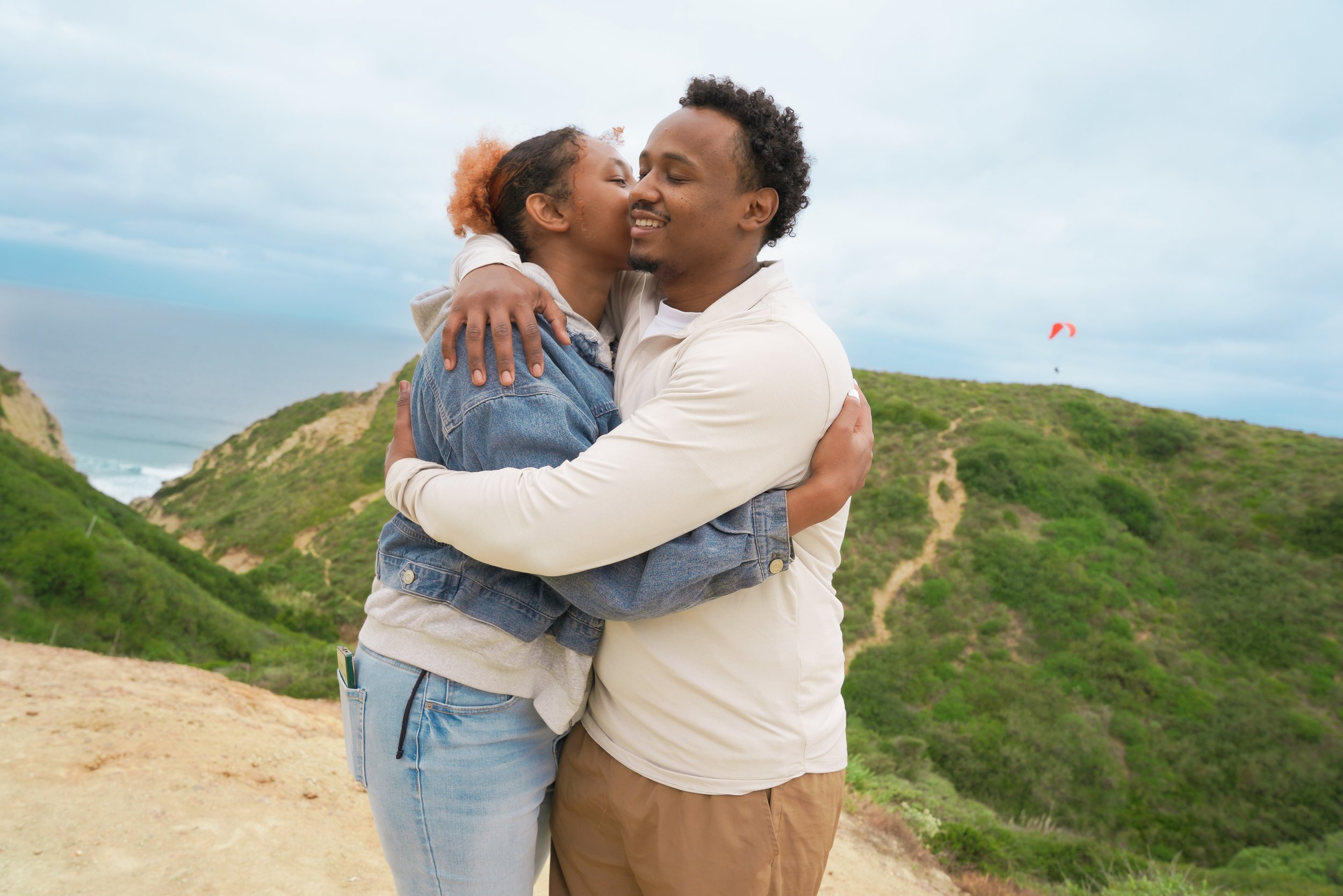 Spontaneous moments make the best memories. Met this lovely couple on the Saigon Trail in La Jolla—couldn’t pass up the chance to capture a few shots with that dreamy ocean view behind them.