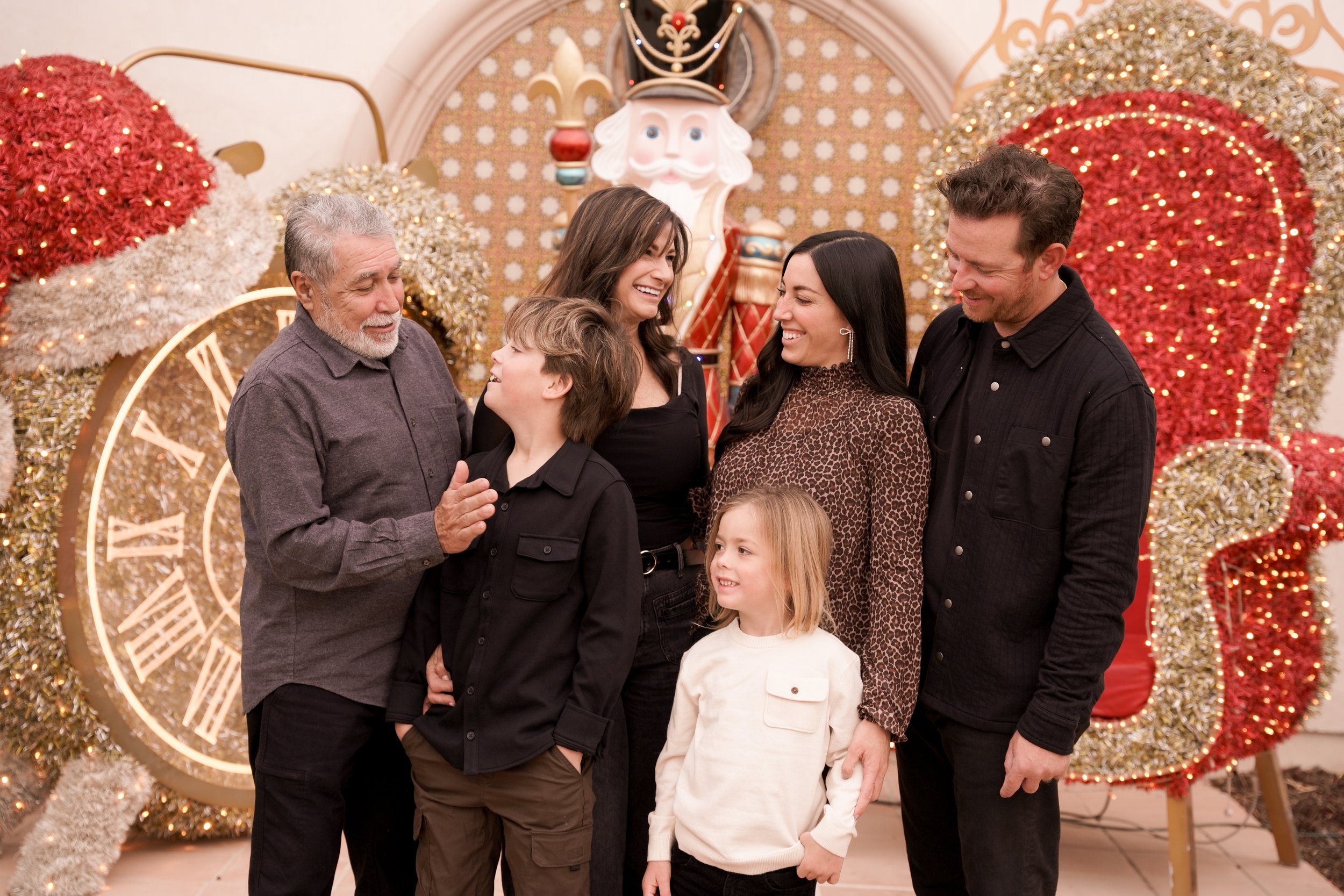 Started new traditions with a festive family photography session at Europa Winery in Temecula. Surrounded by holiday lights and vineyard views—perfect for capturing love and laughter with Temecula holiday family photos.