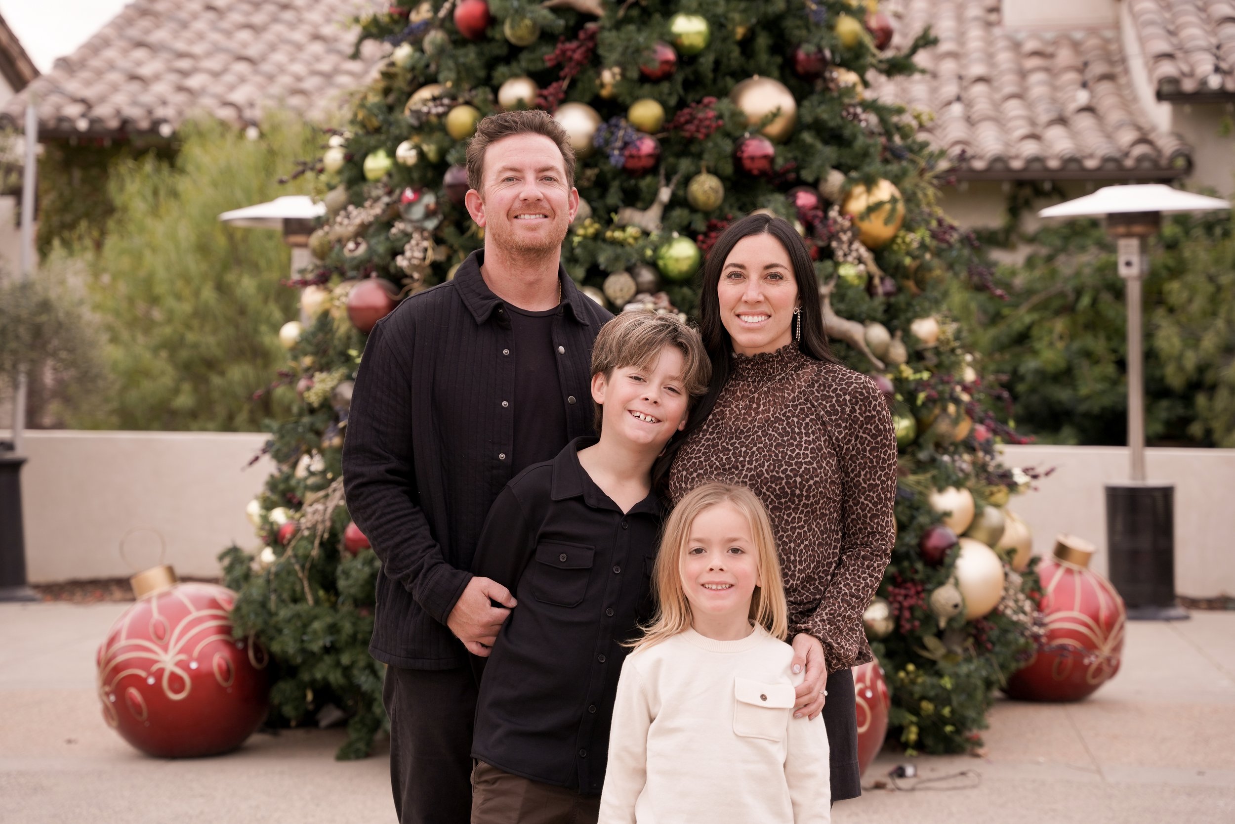 Holiday memories at Europa Village Winery in Temecula! This family photoshoot brought together kids, parents, and grandparents for a joyful, festive session surrounded by vineyard charm.