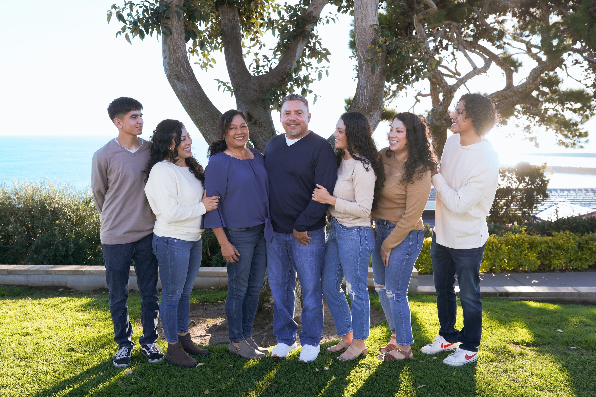 A sweet family session at Corona Del Mar, capturing candid moments by the ocean. Golden light, coastal views, and genuine smiles made this family photography in Corona Del Mar truly unforgettable.