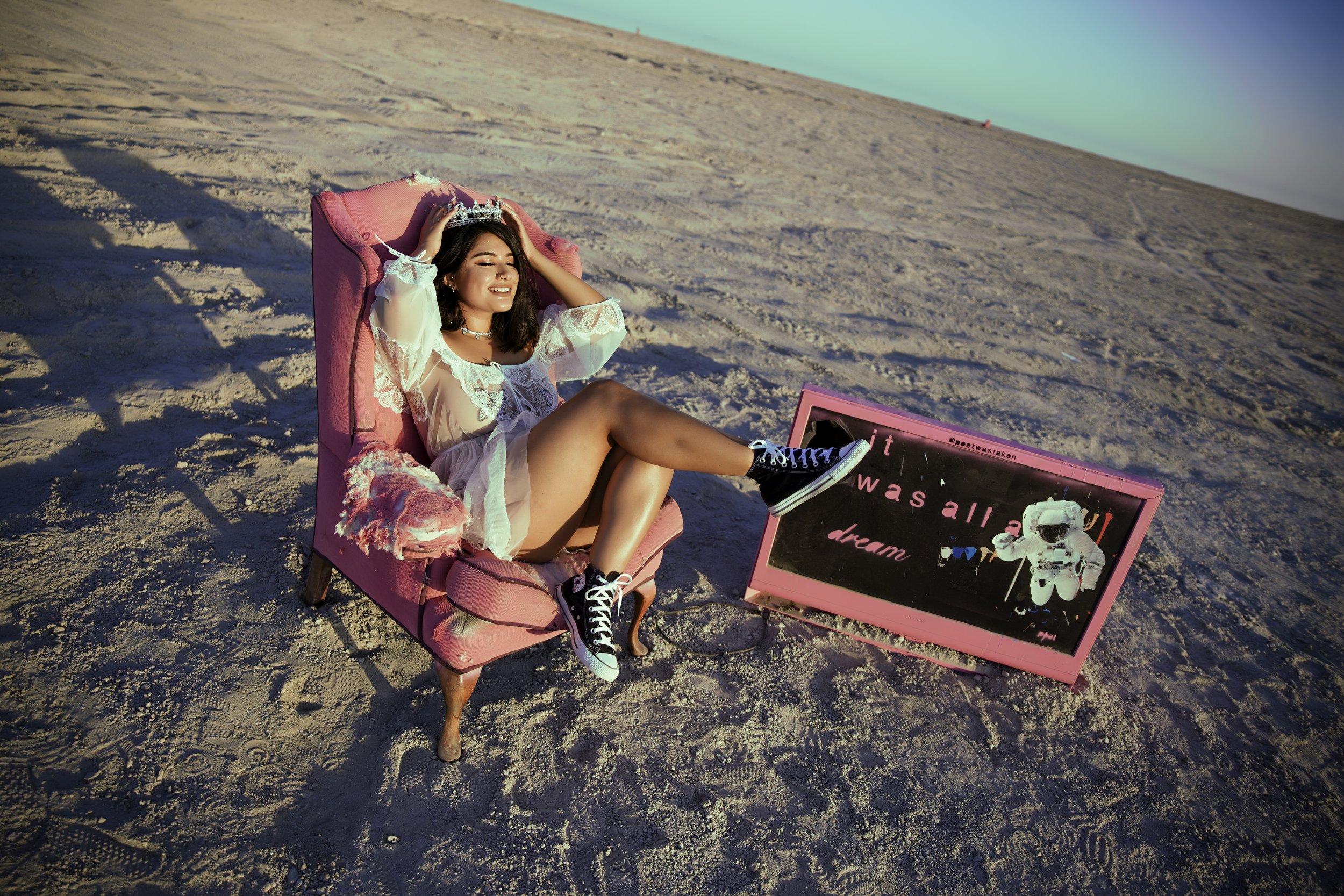 Creative portrait photography at Bombay Beach, Salton Sea, with Jess—bold colors, artistic framing, and surreal desert vibes. A dream location for unique Salton Sea photography and expressive Bombay Beach portraits.