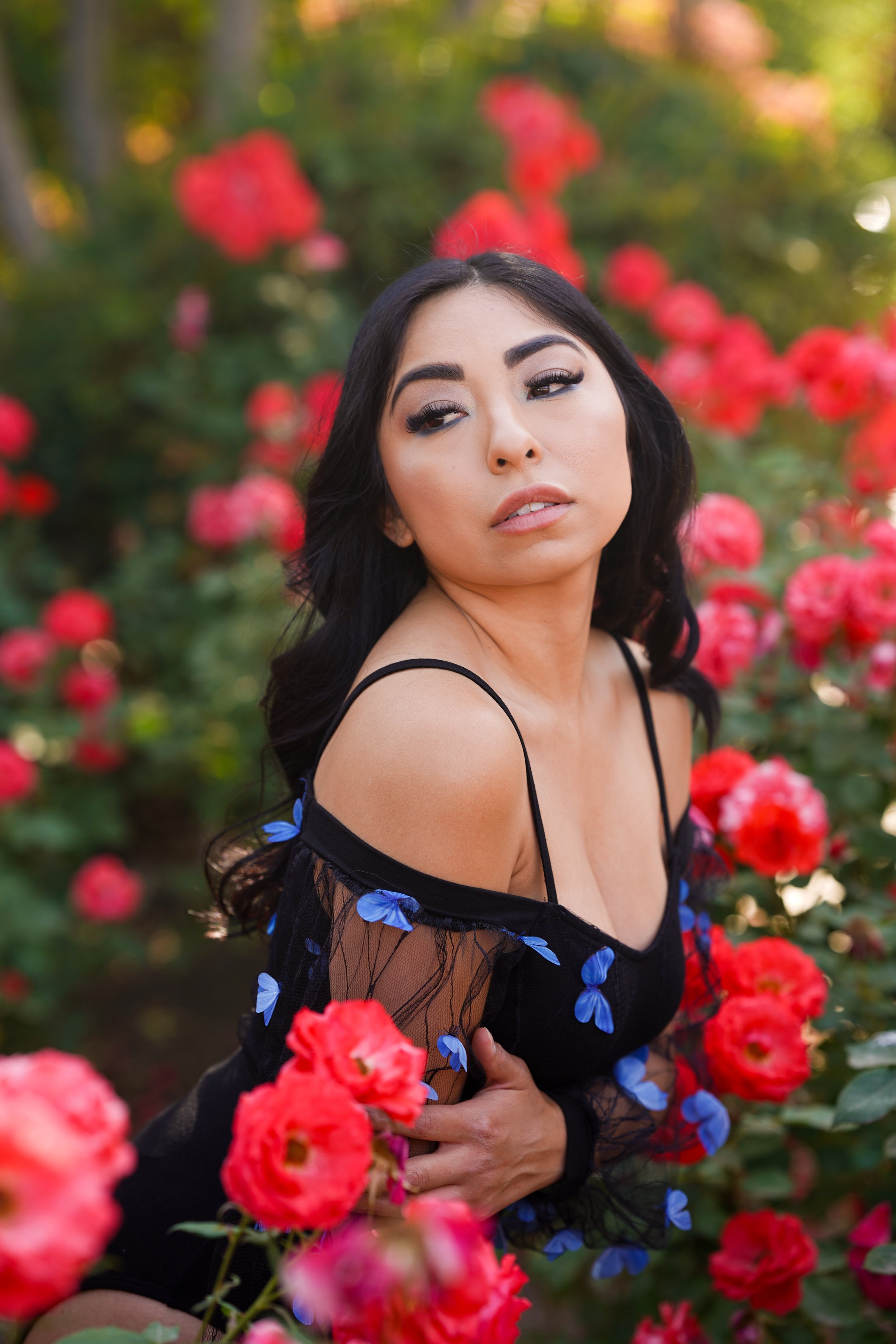 Found the cutest rose-filled spot this spring at Prospect Park in Redlands—so you know we had to shoot it! This sweet portrait photography session was full of color, charm, and golden light. Perfect for dreamy spring portraits in Redlands.