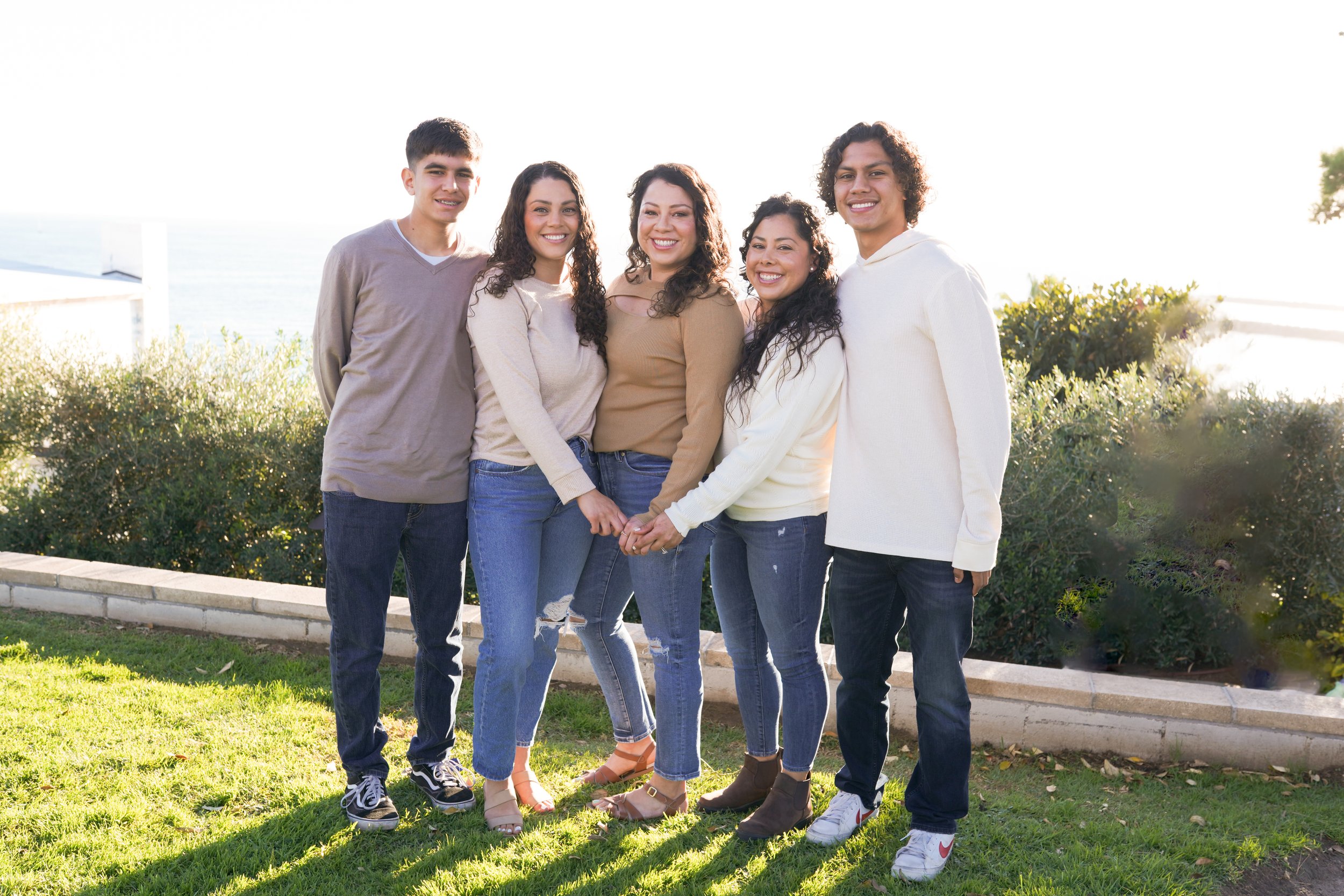 A sweet family session at Corona Del Mar, capturing candid moments by the ocean. Golden light, coastal views, and genuine smiles made this family photography in Corona Del Mar truly unforgettable.