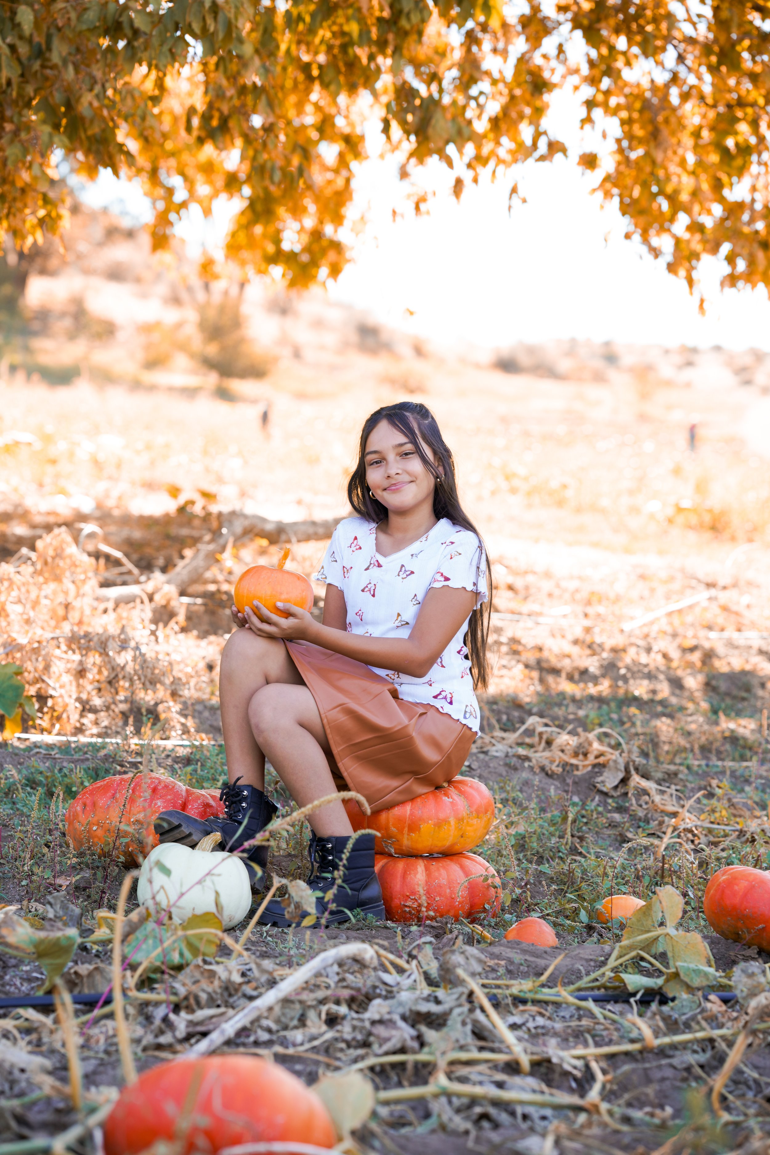A fun-filled day at the farms in Oak Glen, picking out the perfect pumpkin and making new family memories. The crisp air and autumn vibes made it ideal for heartfelt Oak Glen family photography.