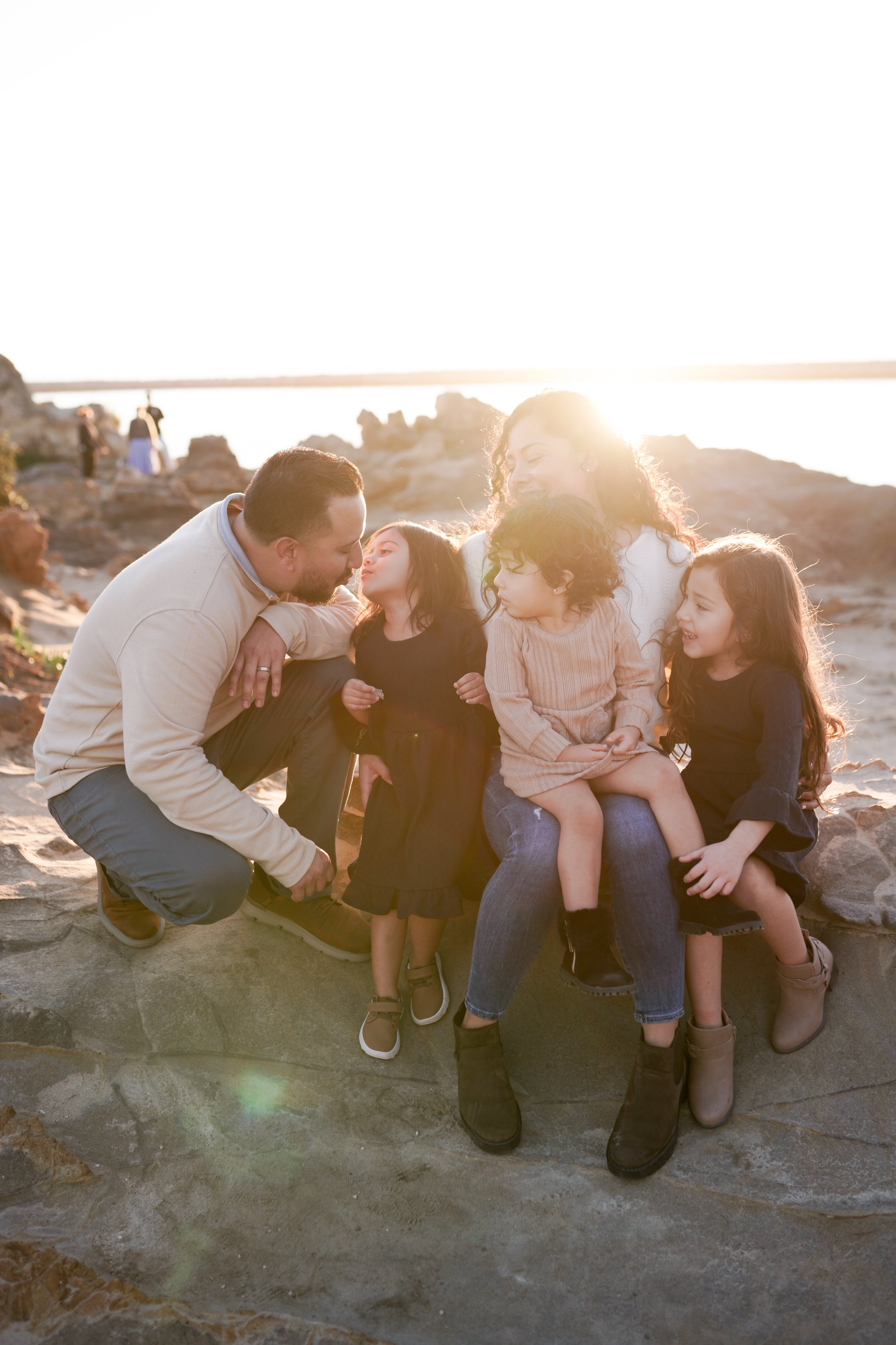 Golden hour magic at Corona Del Mar made this family photo session glow with warmth and love. Soft light, ocean breeze, and candid moments—perfect for timeless Corona Del Mar family photography.