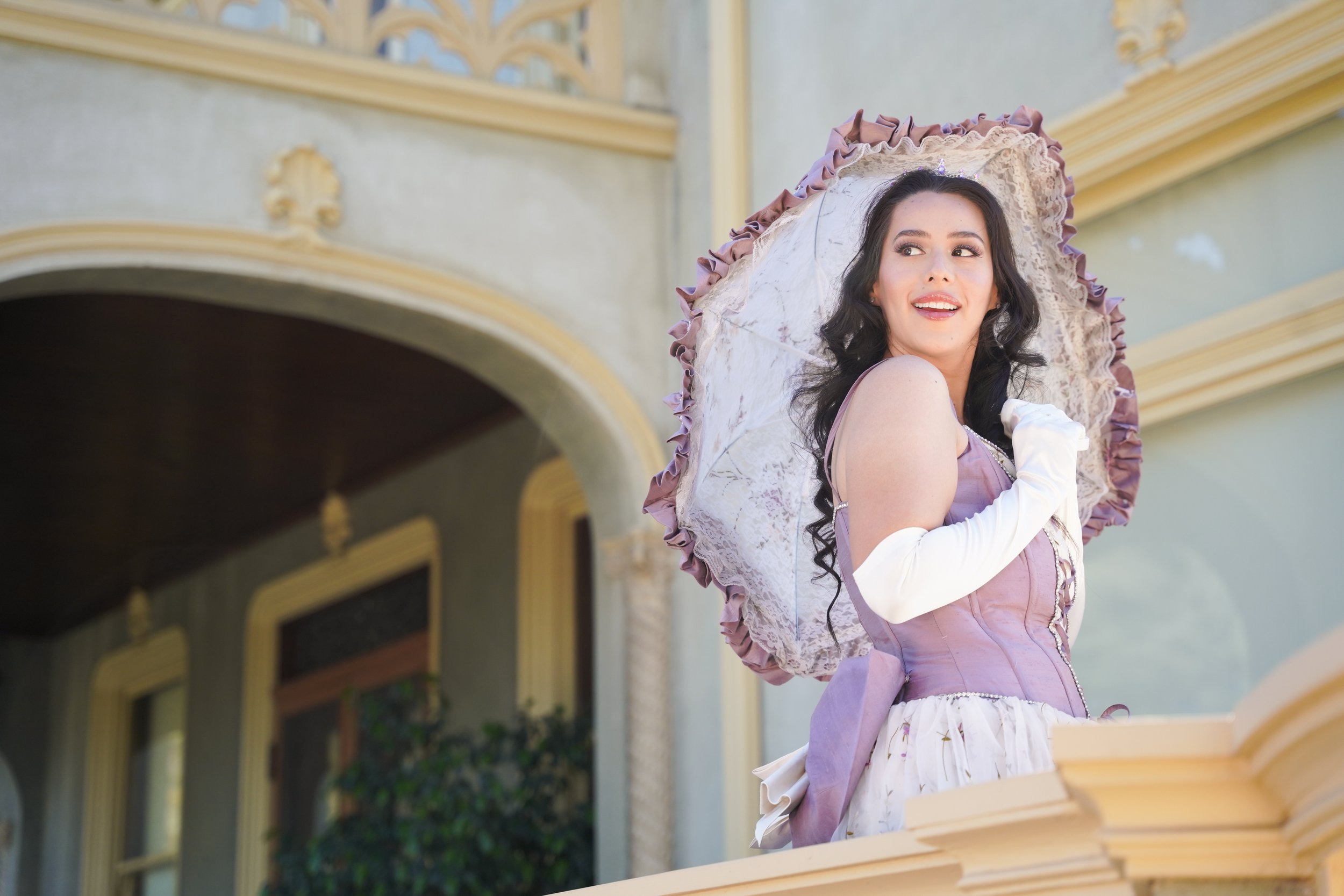 Bridgerton-inspired elegance at Kimberly Crest in Redlands, CA. This Victorian-style portrait shoot captured timeless beauty, vintage charm, and romantic details at one of SoCal’s most enchanting estates.