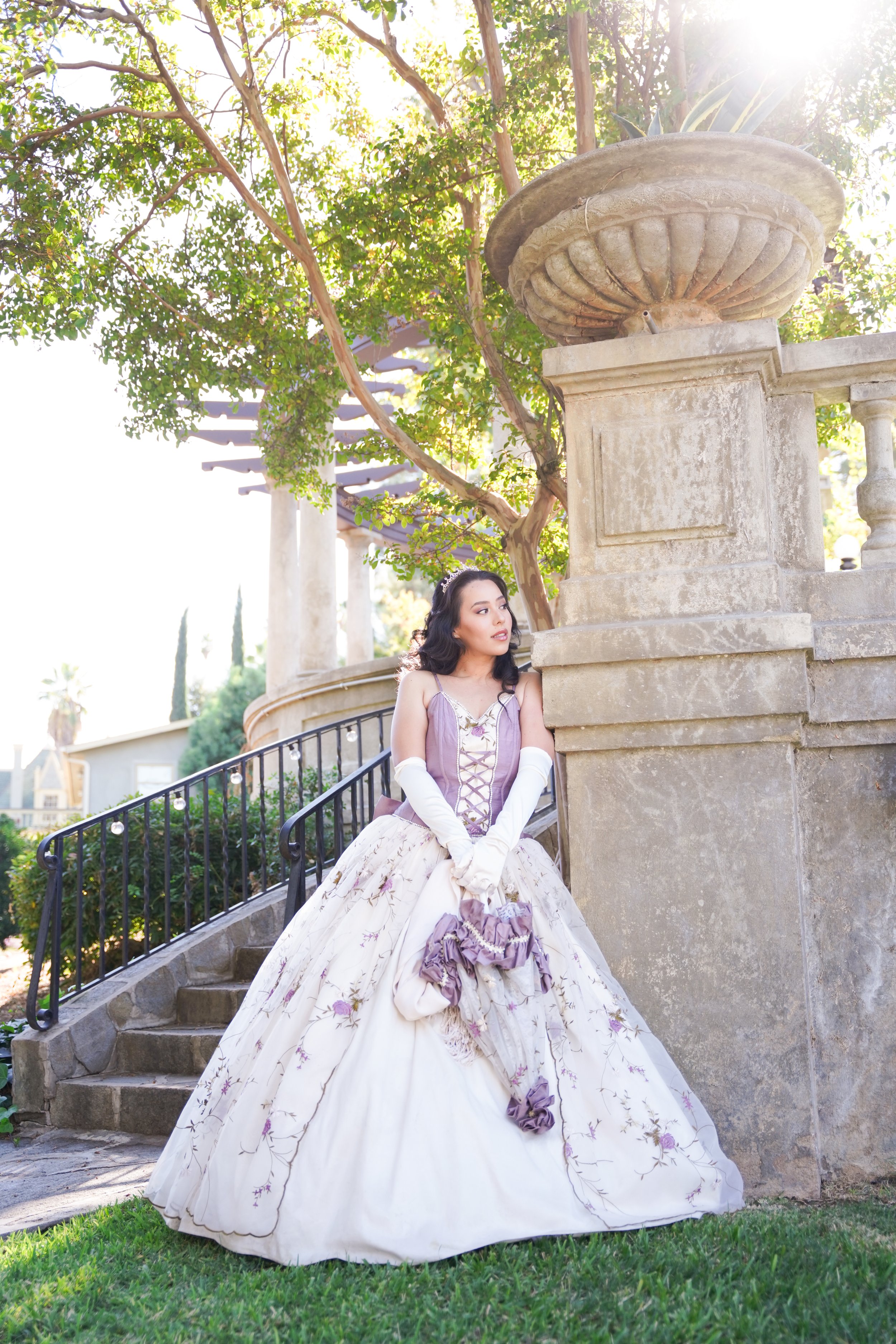 Bridgerton-inspired elegance at Kimberly Crest in Redlands, CA. This Victorian-style portrait shoot captured timeless beauty, vintage charm, and romantic details at one of SoCal’s most enchanting estates.