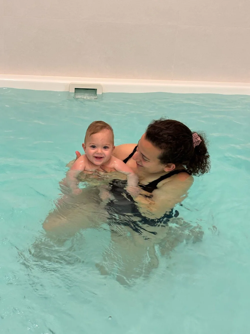 Bebé en la piscina de hidroterapia infantil de Juntos Fisioterapia en Palma