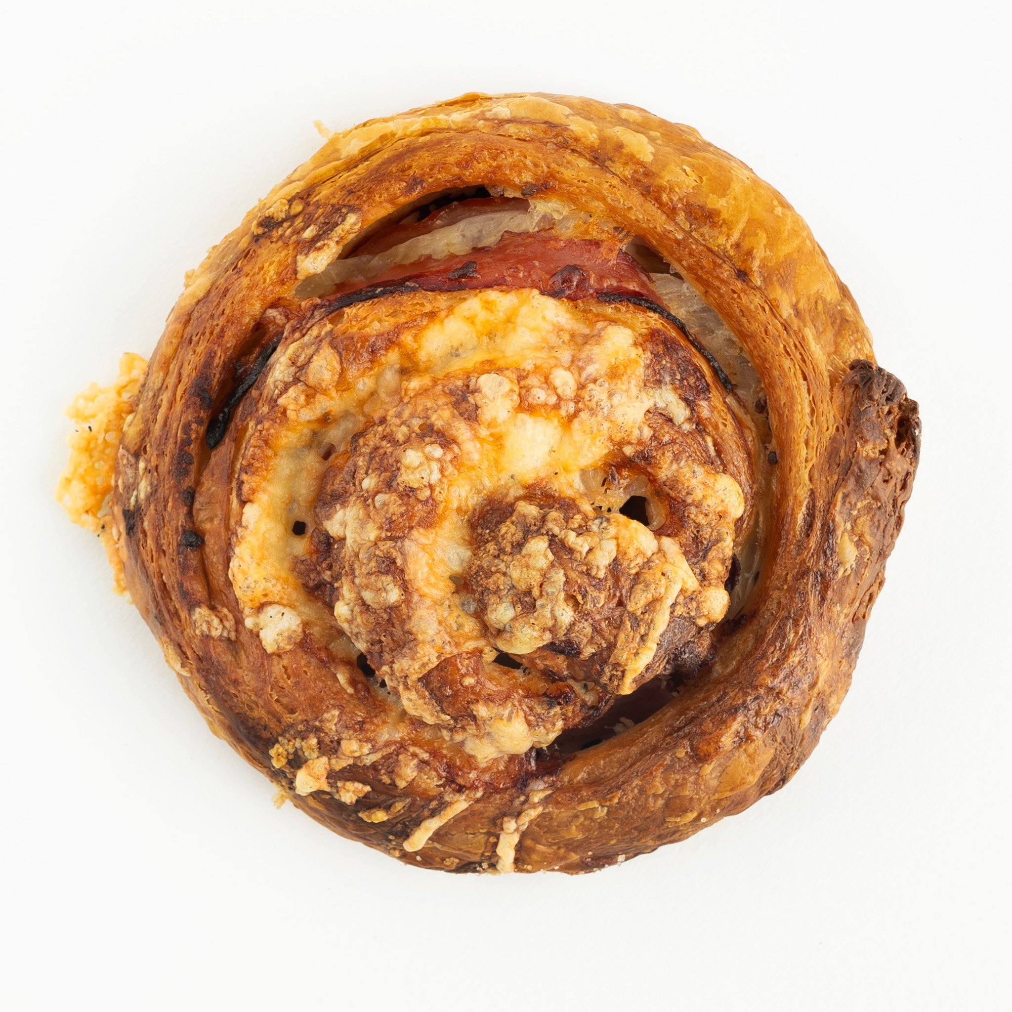HAM & CHEESE SWIRL
Laminated pastry dough rolled with in house sliced smoked ham, cheddar
cheese and dijonnaise.
INGREDIENTS hard flour, ham, cheddar cheese, Dijon mustard, mustard seeds, mayonnaise, butter, sugar, yeast, salt, egg wash.
*Available S