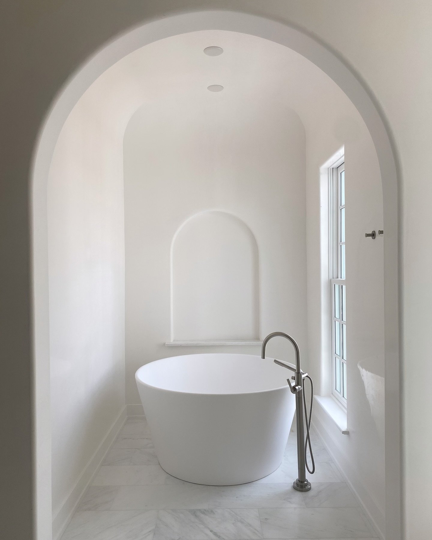 Morning serenity with gulf views 🛁 

#chanceyinteriordesign #chanceyarchitecture #interiordesign #interiordesigner #alysbeach #alysbeachfl #primarybathroom #masterbathroom #bathtub #bathroomdesign #bathroominspiration #bathroomremodel #bathroomgoals