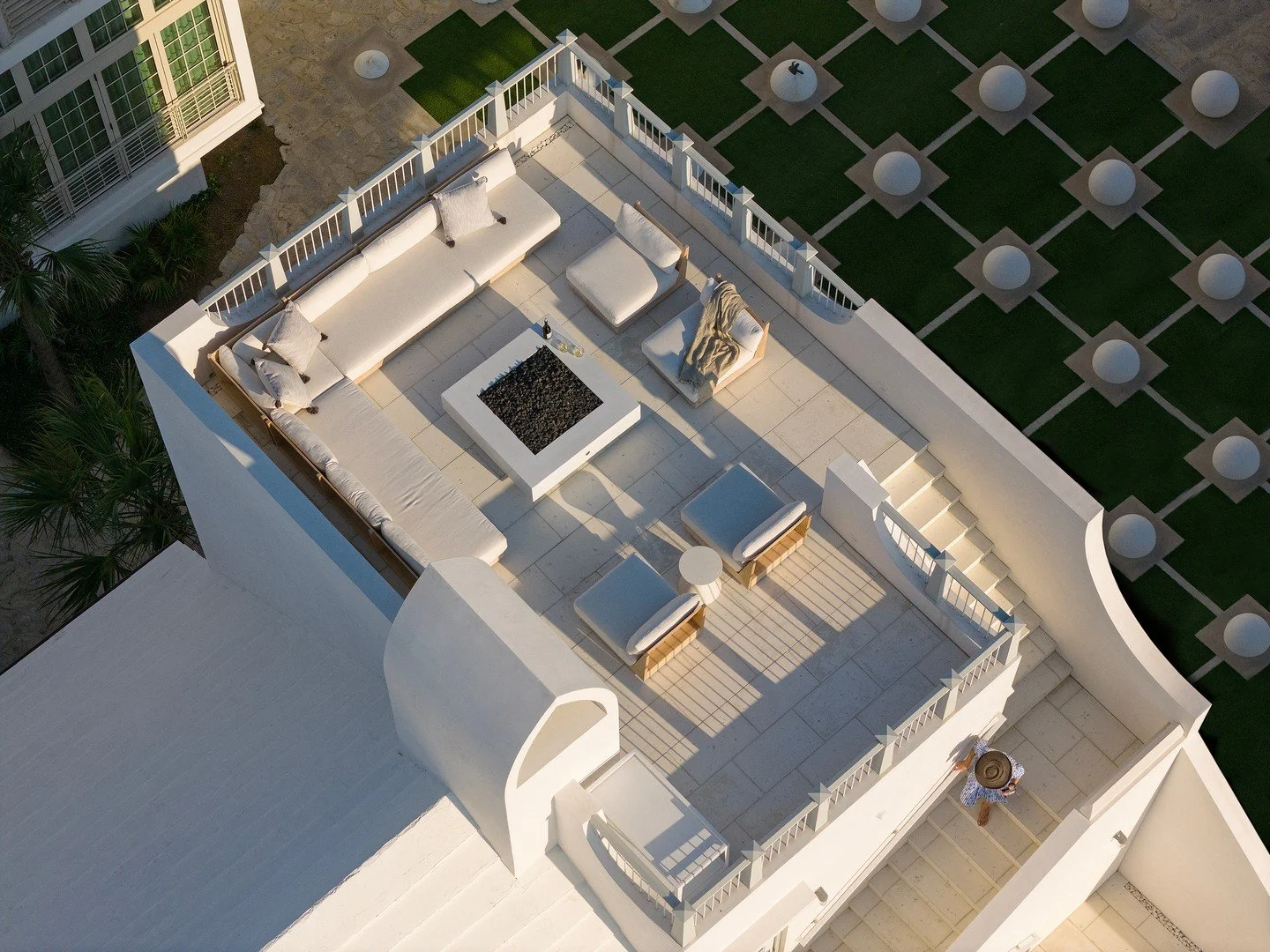 Weekends are better with a view like this! ☀️ Designed for quiet mornings, lively evenings, and everything in between.

Photography: @jack.gardner.photographer

#chanceyarchitecture #chanceyinteriordesign #residentialarchitecture #rooftopviews #exter