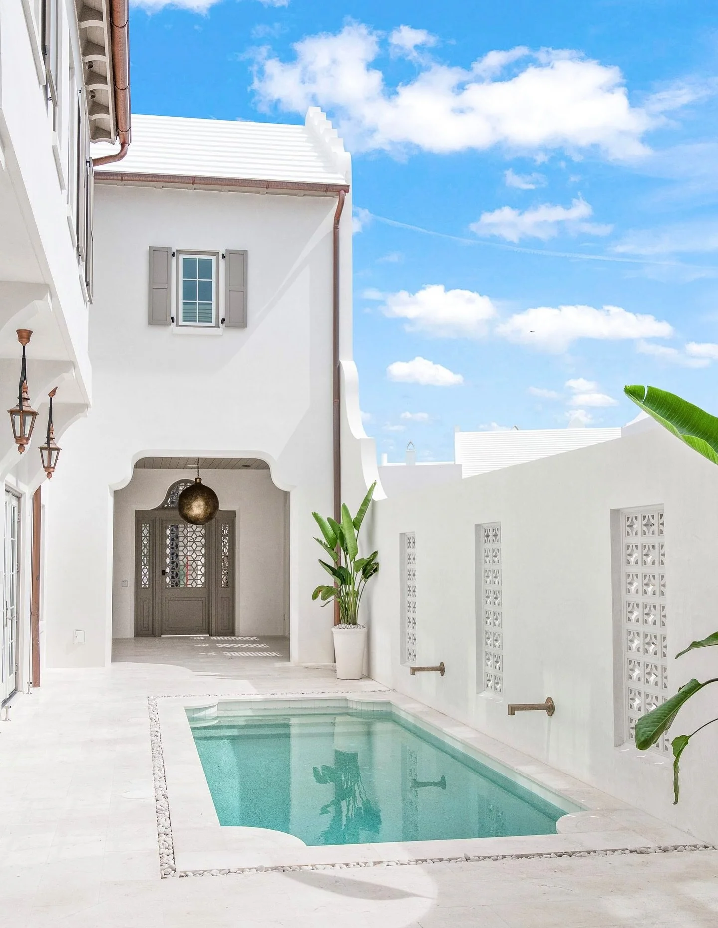 Quiet moments from the private courtyard and plunge pool at our Sea Garden Street Residence. 

Architecture: @chanceyarchitecture 
Interior Design: @chanceyinteriordesign 
Builder: @arkongroupinc 

#chanceyarchitecture #chanceyinteriordesign #courtya