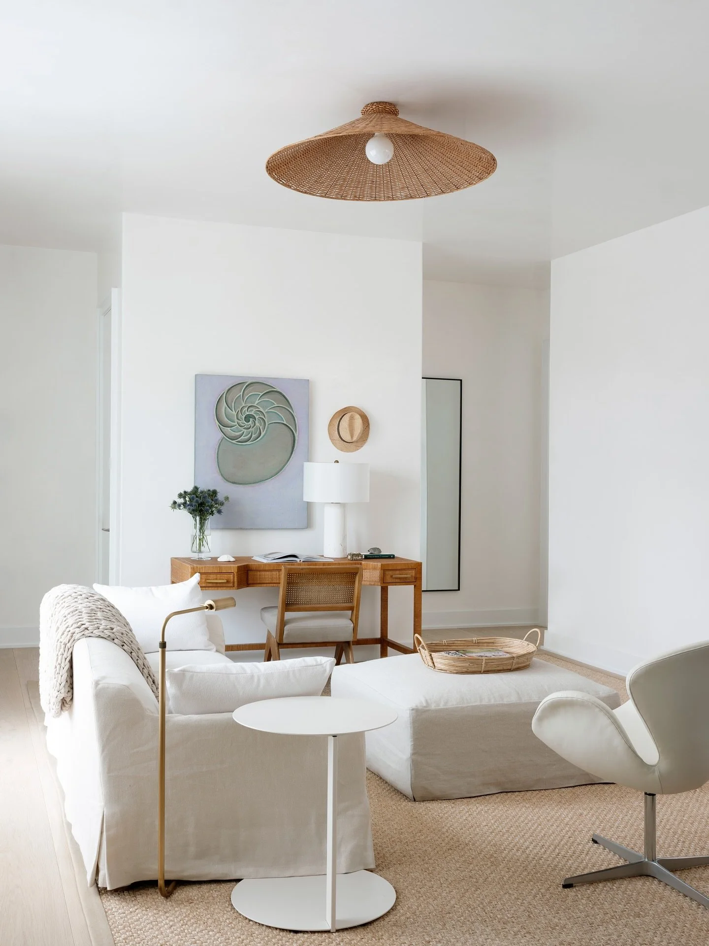 Effortlessly chic 🤍
Photography: @mali_azima 
#chanceyinteriordesign #chanceyarchitecture #loungearea #officedesign #serenaandlily #coastaldesign #floridadesign #floridadesigner #alysbeach