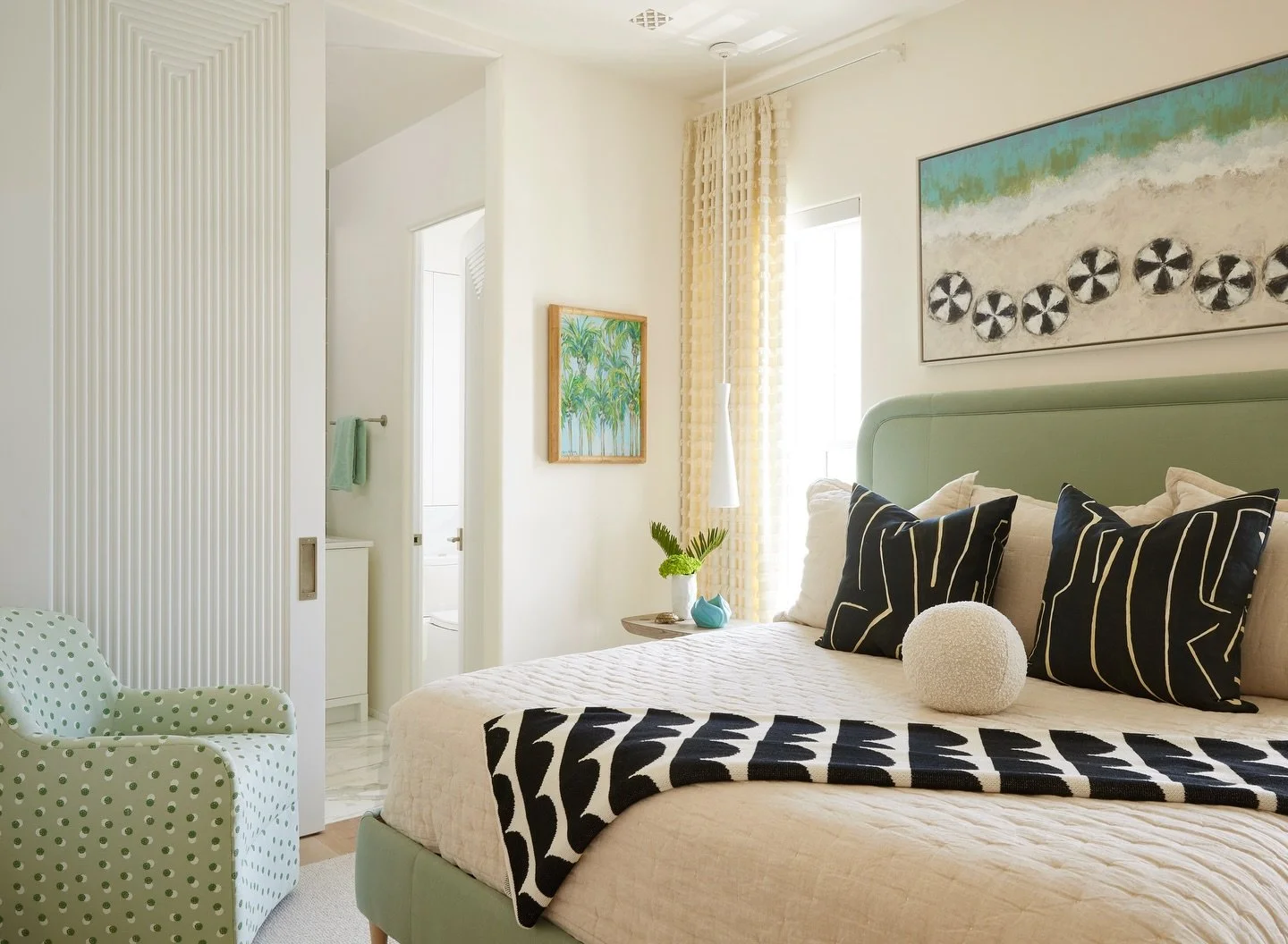 Daylight saving time is here and we&rsquo;re loving the longer days! ☀️ From sun-filled bedrooms that wake you gently in the morning to outdoor spaces that feel alive well into the evening, light transforms how a space feels. 

We love to design with