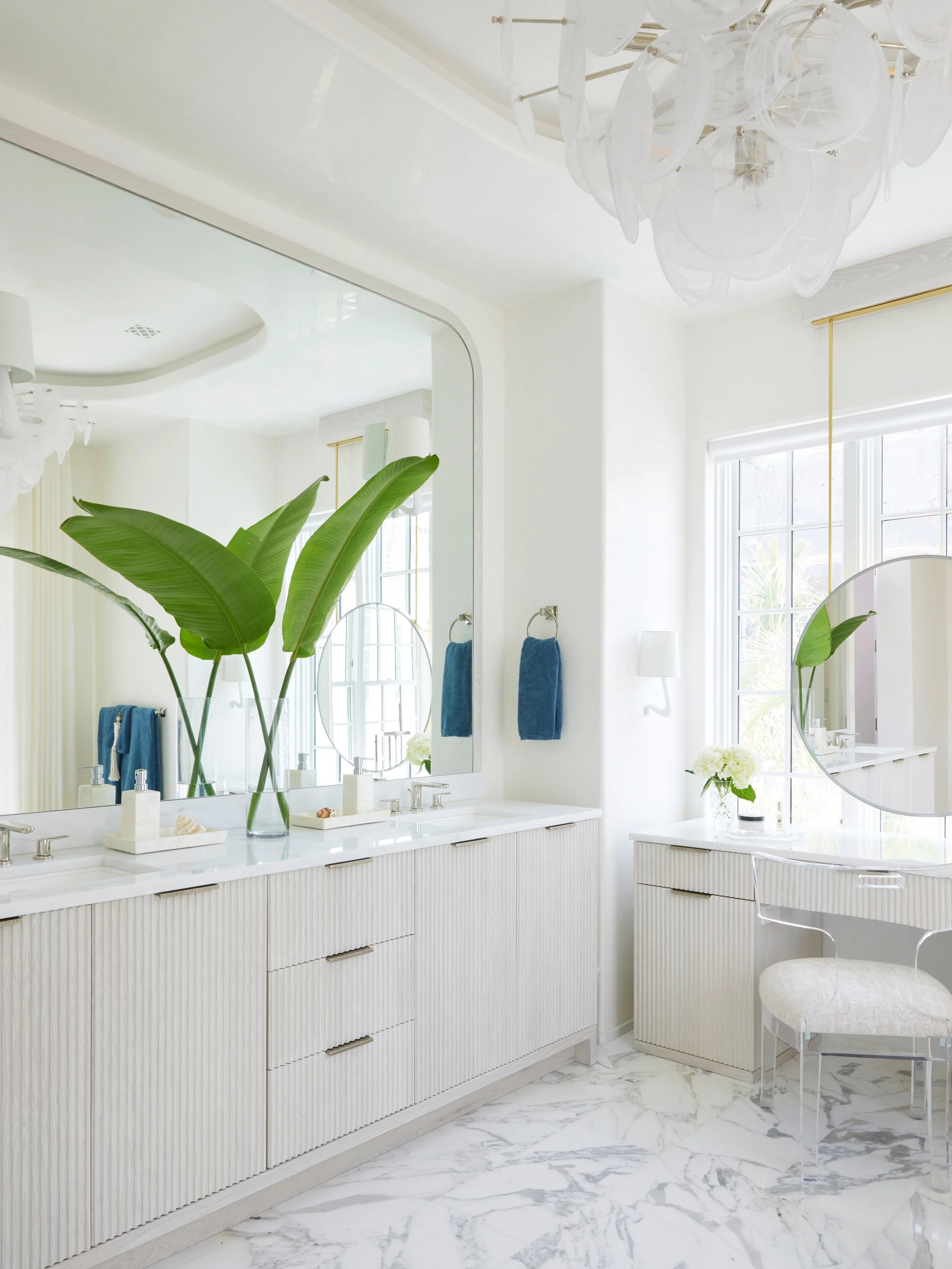 A quiet retreat designed for moments of pause. Wrapped in Alys Beach&rsquo;s signature white-on-white palette, this primary bathroom brings a sense of calm to an otherwise vibrant home. Timeless details and effortless simplicity create a space that f