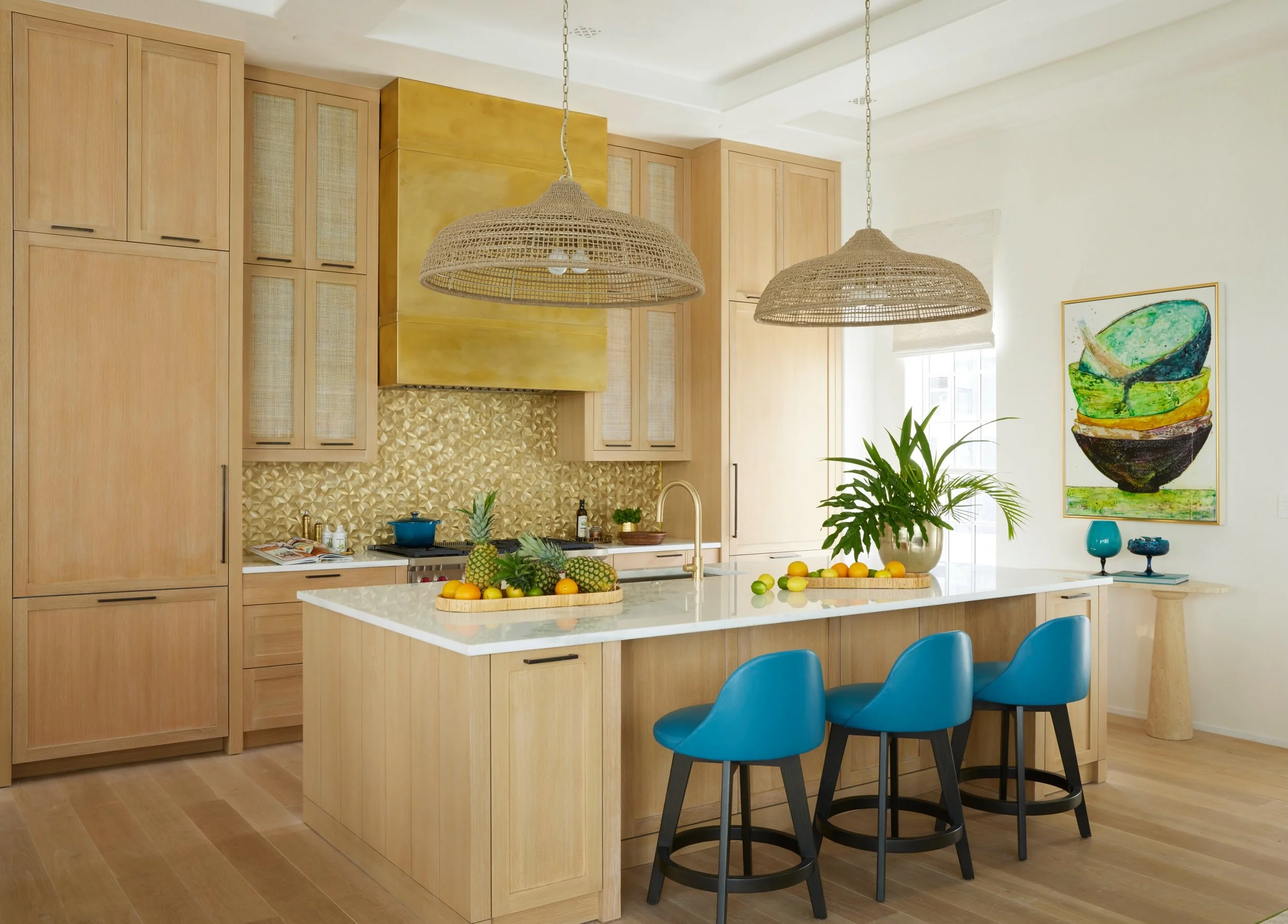 The best summer plans usually start in the kitchen. ☀️ From fresh meals to impromptu happy hours and lingering conversations long after sunset, it&rsquo;s where memories are made. Designed for gathering, this kitchen is ready for every season of host