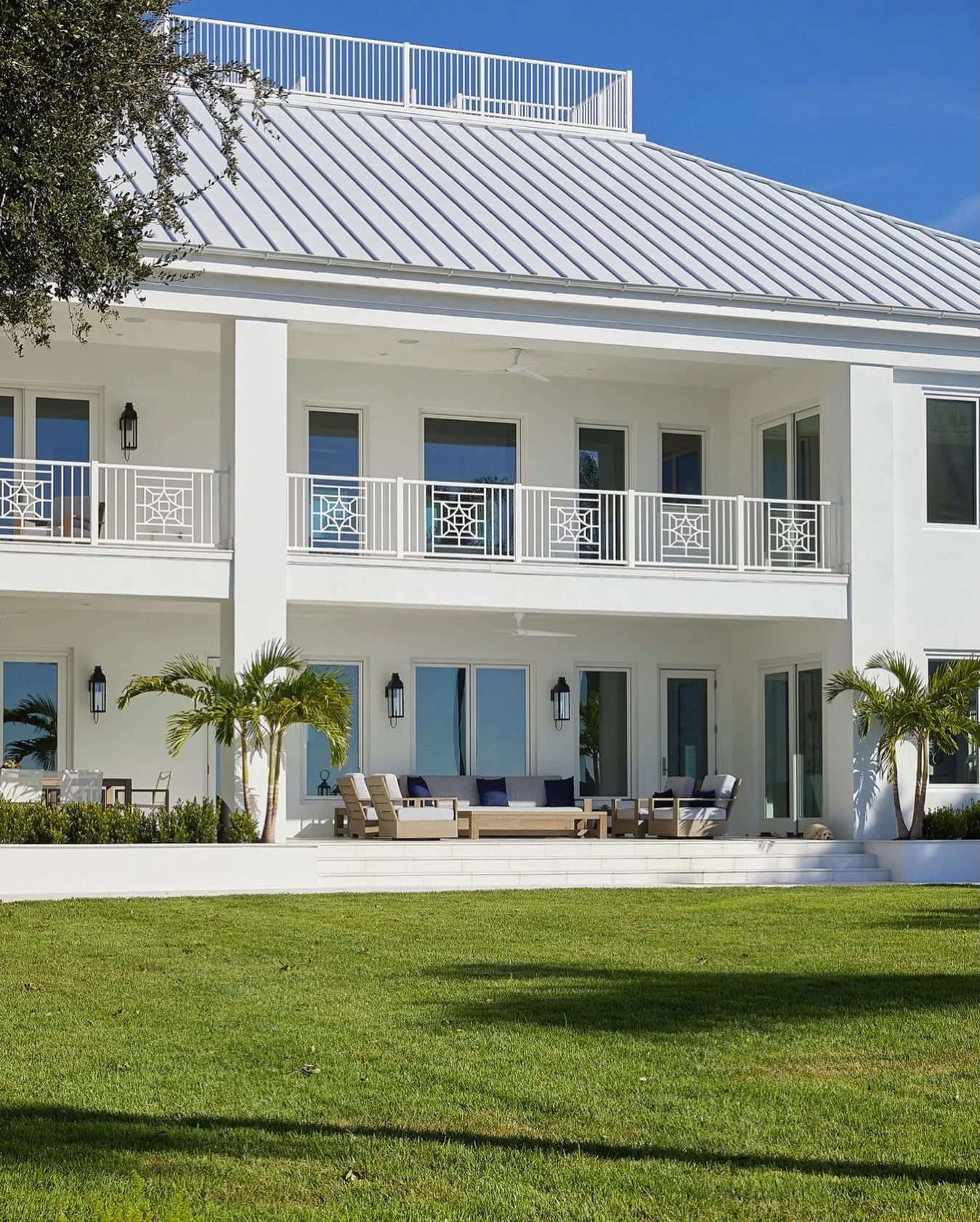 A home made for summertime living. ☀️☀️ Can you believe it&rsquo;s already July?! Comment below and let us know your favorite summertime tradition! 

Photography: @jallsopp 

#residentialarchitect #exteriordesign #exteriorarchitecture #floridahome #f